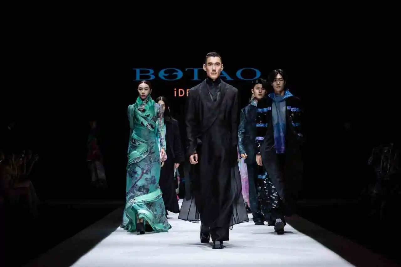 東方美學(xué)潤T臺(tái)，國風(fēng)時(shí)尚卷津城&mdash;&mdash;中國首席超模胡兵驚艷亮相抵羊&middot;2024天津時(shí)裝周