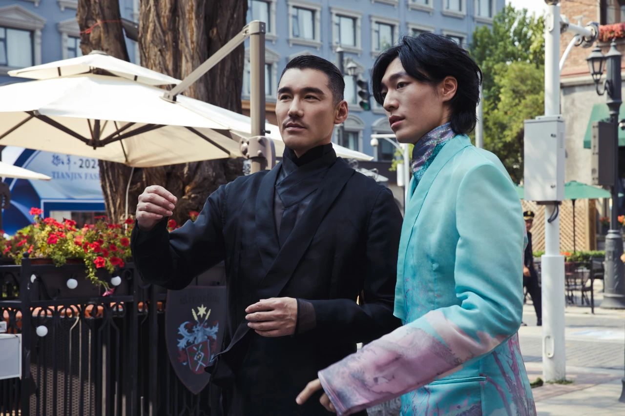 兵哥對(duì)話天津時(shí)裝周 | 中國首席超模胡兵親臨著名愛國實(shí)業(yè)家宋棐卿先生辦公樓共話東方時(shí)尚新生力