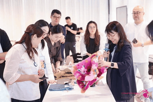 中國流行面料如何煥新當代設(shè)計？聯(lián)動雅瑩集團，這場評審會為好創(chuàng)意持續(xù)加碼