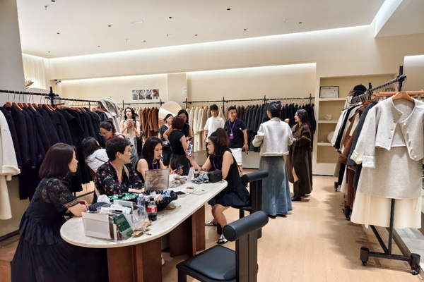 引領(lǐng)雙面呢產(chǎn)業(yè)健康發(fā)展，江蘇東港打造&ldquo;正版正貨&rdquo;標(biāo)桿市場