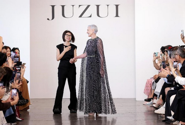 玖姿JUZUI創(chuàng)意總監(jiān)王陶2025春夏紐約時(shí)裝周&ldquo;盛開&rdquo;花樣新中式