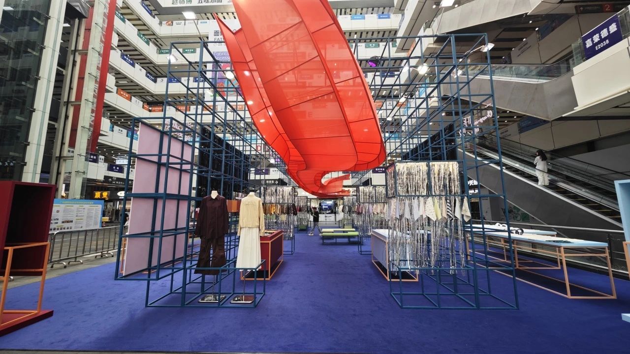 釋放靈感，引領(lǐng)潮流！2025/26秋冬中國紡織面輔料流行趨勢在廣州國際輕紡城精彩發(fā)布！