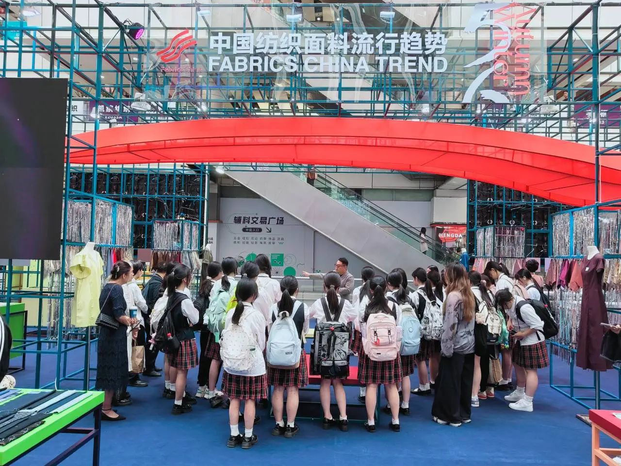 釋放靈感，引領(lǐng)潮流！2025/26秋冬中國紡織面輔料流行趨勢在廣州國際輕紡城精彩發(fā)布！