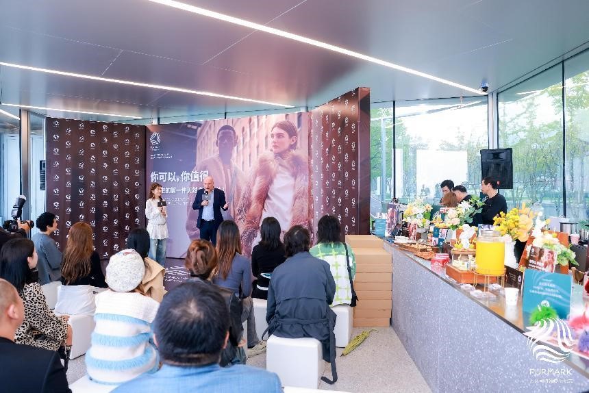 國(guó)際毛皮協(xié)會(huì)IFF定制禮物來(lái)襲，是時(shí)尚博主們整個(gè)愛(ài)住的天然皮草單品！