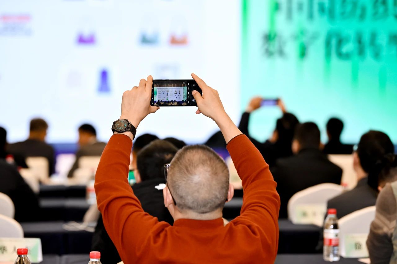 &ldquo;數(shù)實(shí)融合  織造未來(lái)&rdquo;--第一屆中國(guó)紡織行業(yè)數(shù)字化轉(zhuǎn)型大會(huì)在紹興柯橋舉行