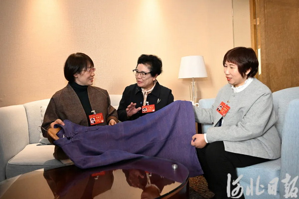 創(chuàng)新不停步  非遺潮起來(lái)！原村土布引河北省人大代表&ldquo;圍觀&rdquo;