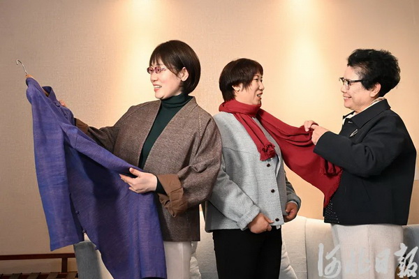 創(chuàng)新不停步  非遺潮起來(lái)！原村土布引河北省人大代表&ldquo;圍觀&rdquo;