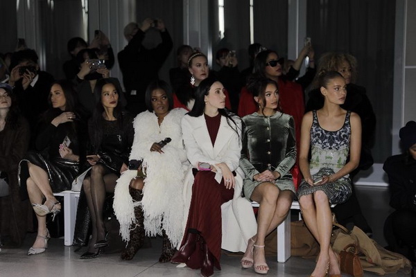 玖姿JUZUI品牌在2025秋冬紐約時(shí)裝周發(fā)布的新聞上了美國(guó)《華爾街日?qǐng)?bào)》的頭條！