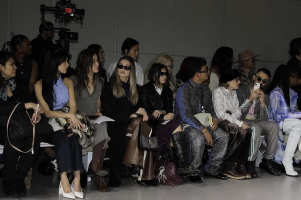 玖姿JUZUI品牌在2025秋冬紐約時(shí)裝周發(fā)布的新聞上了美國(guó)《華爾街日?qǐng)?bào)》的頭條！