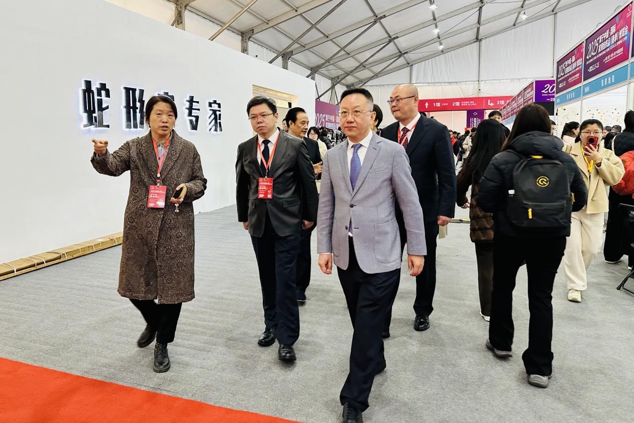 智造織就未來，錦韻潮動全球！2025海寧春季家博會今日啟幕