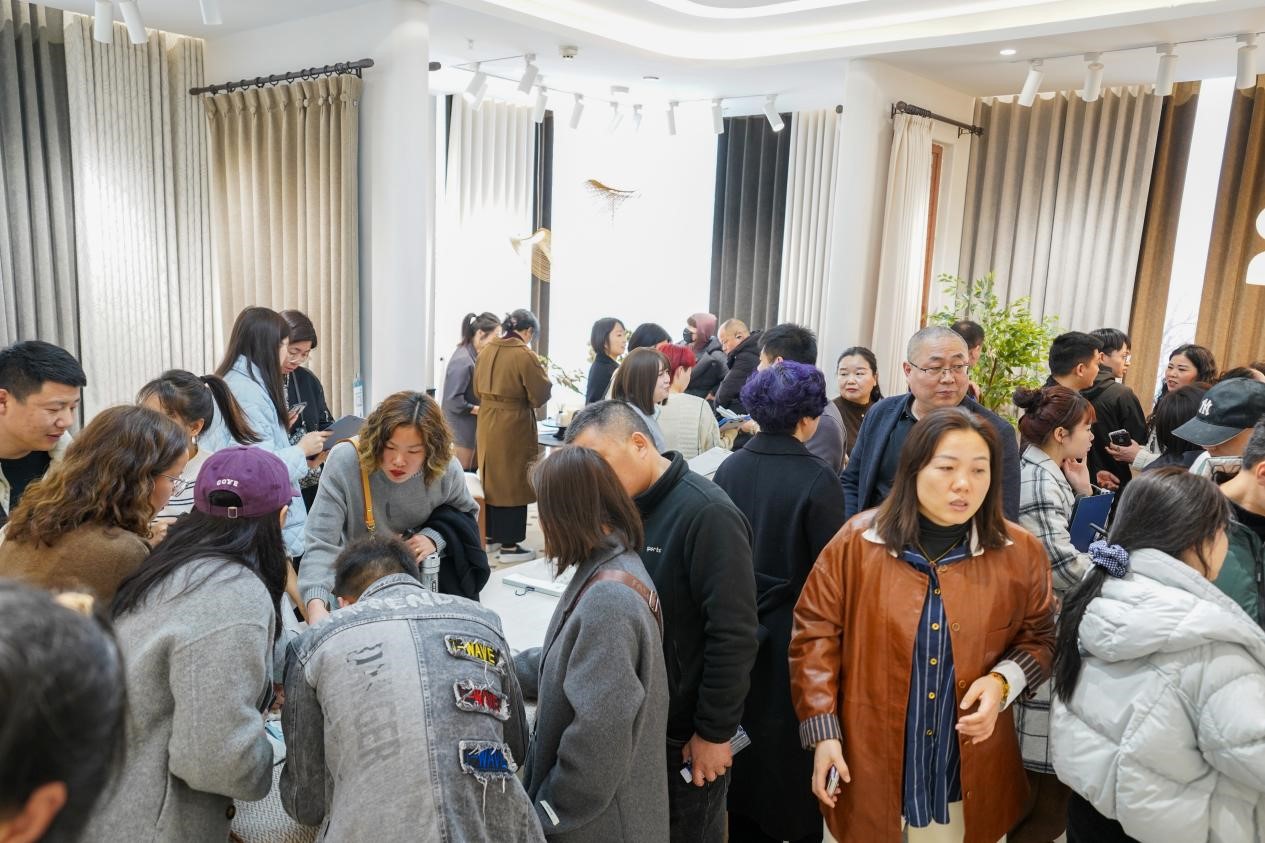 智造織就未來，錦韻潮動全球！2025海寧春季家博會今日啟幕