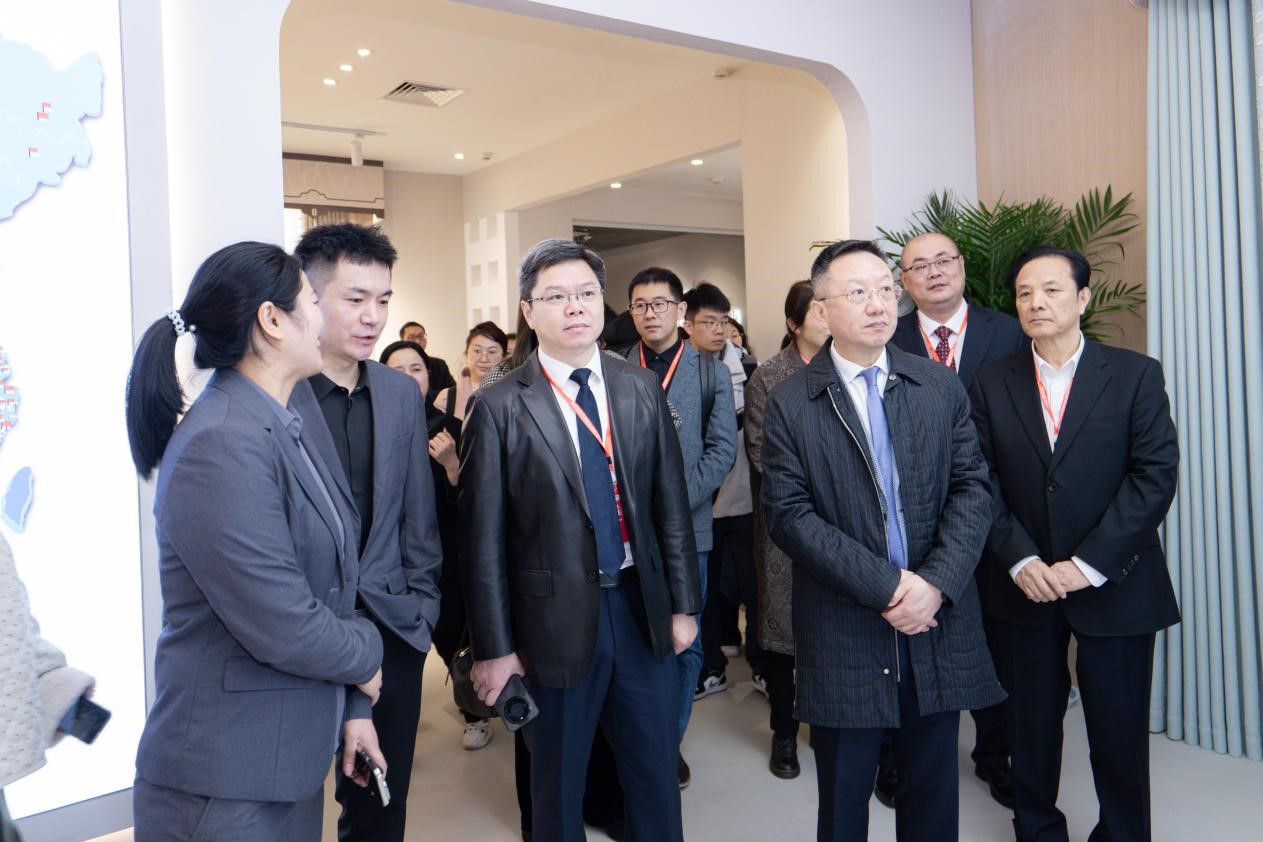 智造織就未來，錦韻潮動全球！2025海寧春季家博會今日啟幕