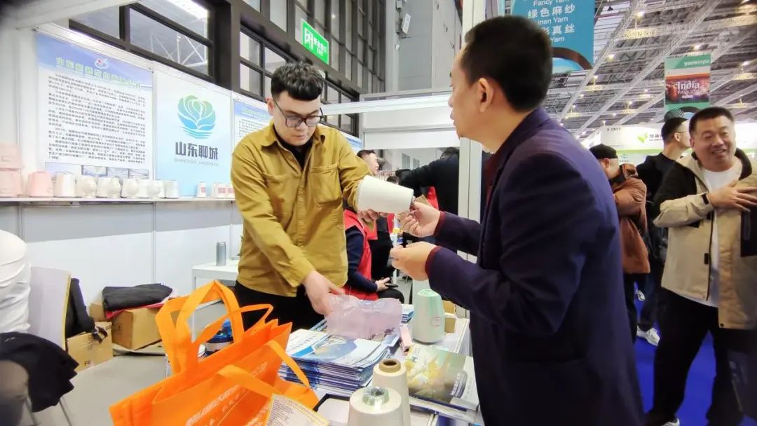 實力&ldquo;圈粉&rdquo;，盡展產業(yè)新風貌！山東聊城展團首次亮相2025yarnexpo春夏紗線展