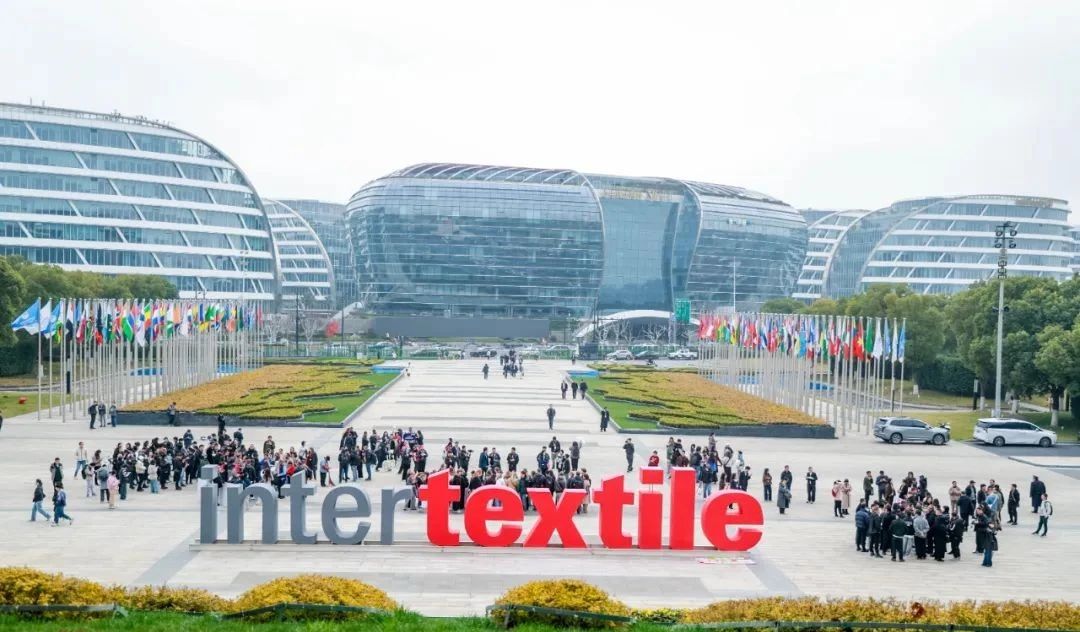 3月13日，為期三天的2025intertextile春夏面輔料展在國(guó)家會(huì)展中心（上海）圓滿落幕。本屆博覽會(huì)以近19萬(wàn)平方米總展出面積，匯聚來(lái)自全球24個(gè)國(guó)家和地區(qū)的超3100家參展商。從源頭為紡織行業(yè)高質(zhì)量發(fā)展注入信心與動(dòng)能，展示了紡織行業(yè)的最新技術(shù)與創(chuàng)新成果。其中，海纖生物的海藻纖維、海絲林及海藻炭泥系列產(chǎn)品憑借其深海黑科技的獨(dú)特魅力，成為展會(huì)焦點(diǎn)，吸引了眾多專業(yè)觀眾的目光。