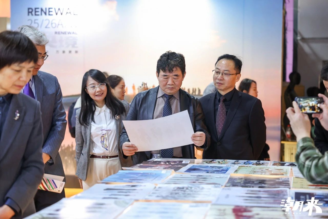 以第二十八屆（2025）&ldquo;真皮標(biāo)志杯&rdquo;設(shè)計(jì)大賽初賽、潮來(lái)&middot;必訂&mdash;&mdash;設(shè)計(jì)版權(quán)交易會(huì)、2025海寧優(yōu)材&middot;新質(zhì)聯(lián)盟聯(lián)合展、潮來(lái)課堂分享沙龍等系列活動(dòng)為支點(diǎn)，&ldquo;海寧時(shí)間&rdquo;再一次撬動(dòng)千億時(shí)尚產(chǎn)業(yè)的澎湃動(dòng)能。
