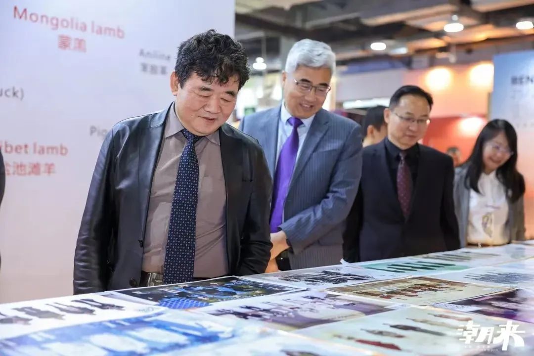 以第二十八屆（2025）&ldquo;真皮標(biāo)志杯&rdquo;設(shè)計(jì)大賽初賽、潮來(lái)&middot;必訂&mdash;&mdash;設(shè)計(jì)版權(quán)交易會(huì)、2025海寧優(yōu)材&middot;新質(zhì)聯(lián)盟聯(lián)合展、潮來(lái)課堂分享沙龍等系列活動(dòng)為支點(diǎn)，&ldquo;海寧時(shí)間&rdquo;再一次撬動(dòng)千億時(shí)尚產(chǎn)業(yè)的澎湃動(dòng)能。