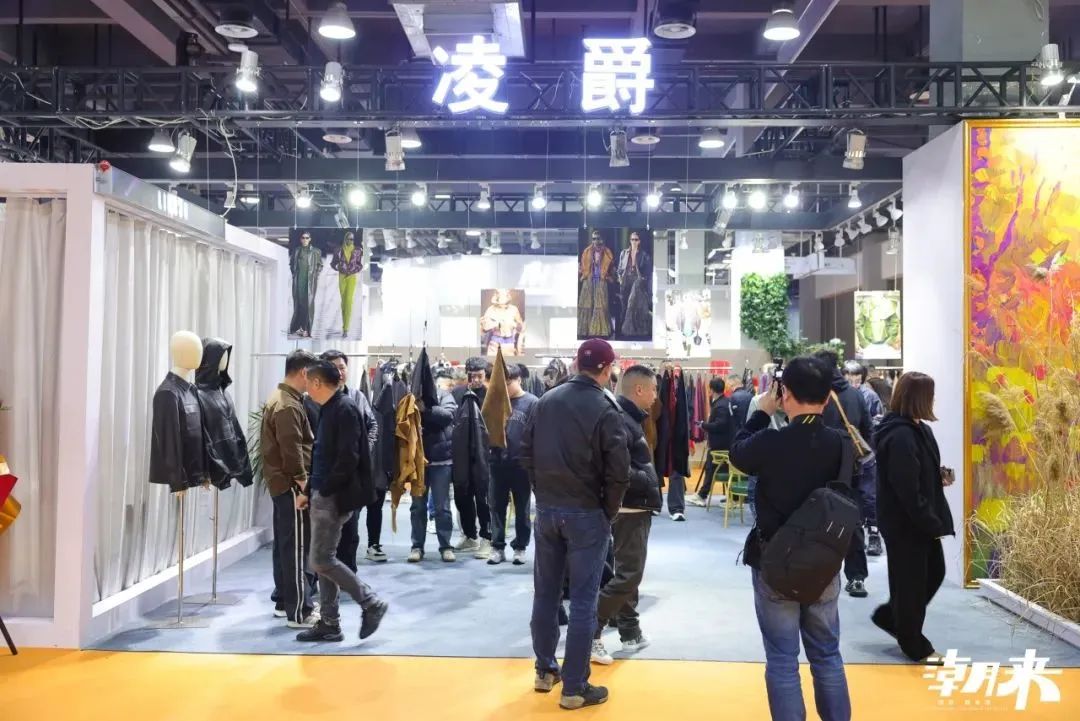 以第二十八屆（2025）&ldquo;真皮標(biāo)志杯&rdquo;設(shè)計(jì)大賽初賽、潮來(lái)&middot;必訂&mdash;&mdash;設(shè)計(jì)版權(quán)交易會(huì)、2025海寧優(yōu)材&middot;新質(zhì)聯(lián)盟聯(lián)合展、潮來(lái)課堂分享沙龍等系列活動(dòng)為支點(diǎn)，&ldquo;海寧時(shí)間&rdquo;再一次撬動(dòng)千億時(shí)尚產(chǎn)業(yè)的澎湃動(dòng)能。