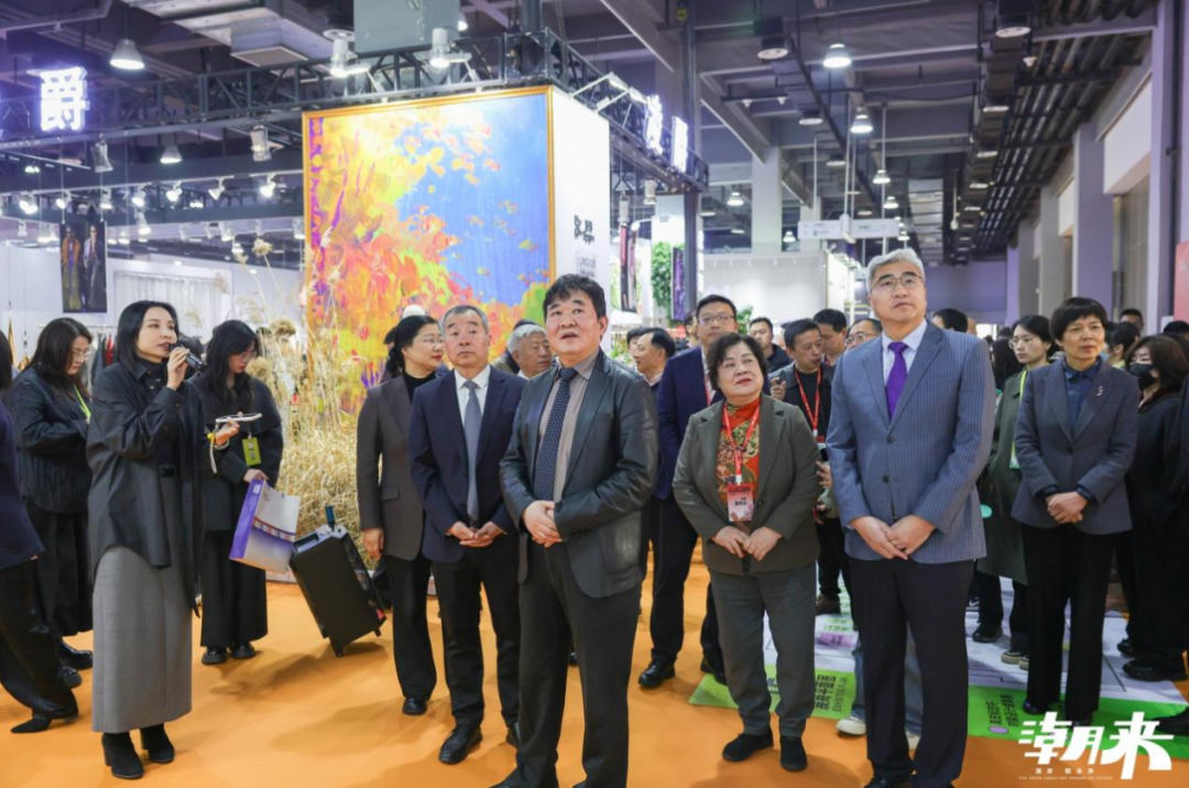 以第二十八屆（2025）&ldquo;真皮標(biāo)志杯&rdquo;設(shè)計(jì)大賽初賽、潮來(lái)&middot;必訂&mdash;&mdash;設(shè)計(jì)版權(quán)交易會(huì)、2025海寧優(yōu)材&middot;新質(zhì)聯(lián)盟聯(lián)合展、潮來(lái)課堂分享沙龍等系列活動(dòng)為支點(diǎn)，&ldquo;海寧時(shí)間&rdquo;再一次撬動(dòng)千億時(shí)尚產(chǎn)業(yè)的澎湃動(dòng)能。