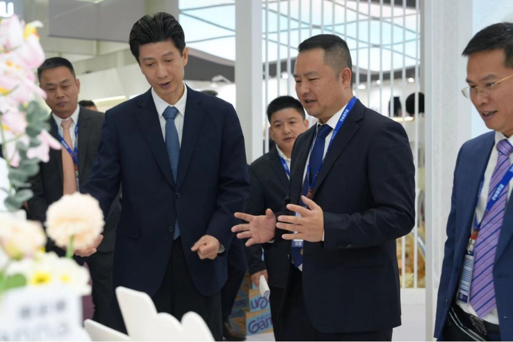 向上生長對抗行業(yè)內卷！櫻姿娜于潮汕服博會發(fā)布第三代鉑金蠶絲褲