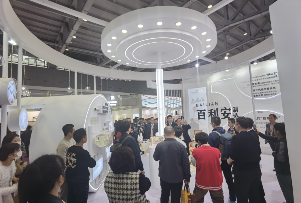 向上生長對抗行業(yè)內卷！櫻姿娜于潮汕服博會發(fā)布第三代鉑金蠶絲褲