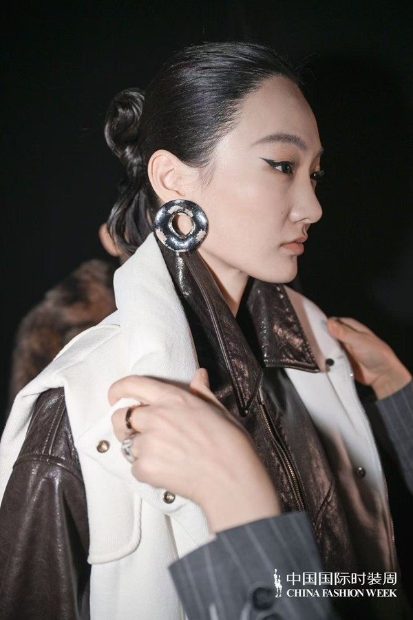 胡瑩瑩的精神內(nèi)核&ldquo;ARTEMIS&middot;自由悅己&rdquo;  設(shè)計師品牌Y2FREEDOM秋冬系列北京綻放