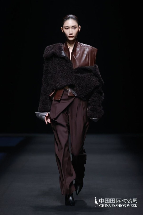 胡瑩瑩的精神內(nèi)核&ldquo;ARTEMIS&middot;自由悅己&rdquo;  設(shè)計師品牌Y2FREEDOM秋冬系列北京綻放
