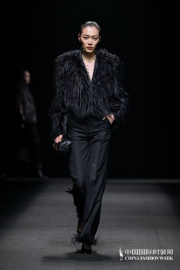 胡瑩瑩的精神內(nèi)核&ldquo;ARTEMIS&middot;自由悅己&rdquo;  設(shè)計師品牌Y2FREEDOM秋冬系列北京綻放