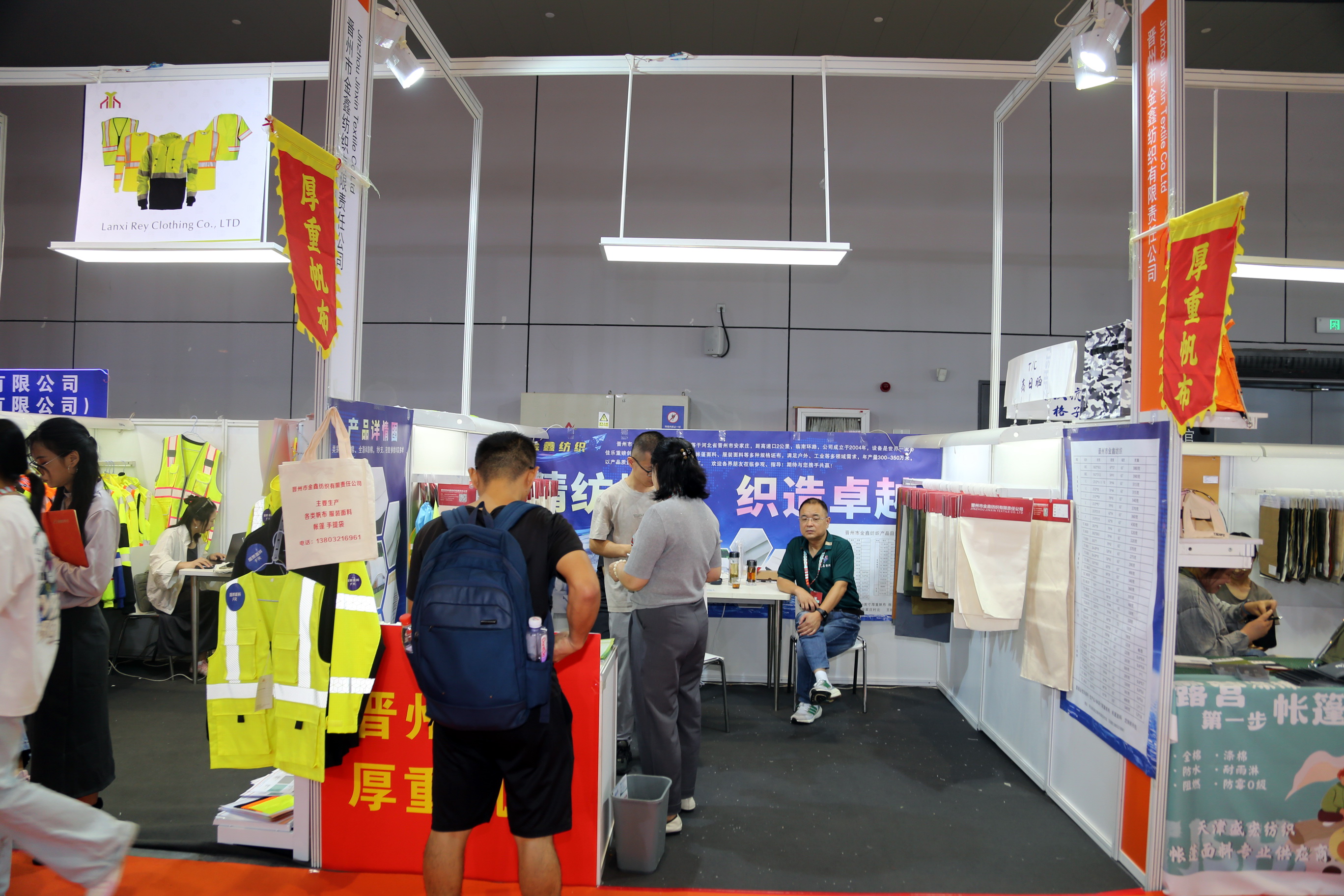 40余家石家莊紡服企業(yè)齊聚滬上，成為中紡聯(lián)秋季聯(lián)展上靚麗的風景線