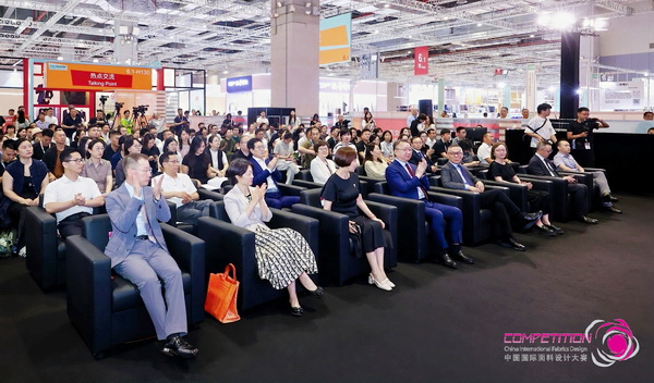 8700余款面料創(chuàng)新面料角逐46項大獎！2025中國國際面料設(shè)計大賽頒獎典禮在滬舉辦