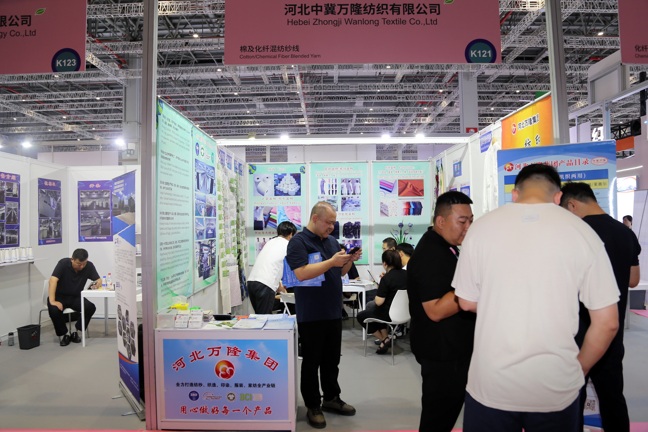 40余家石家莊紡服企業(yè)齊聚滬上，成為中紡聯(lián)秋季聯(lián)展上靚麗的風景線