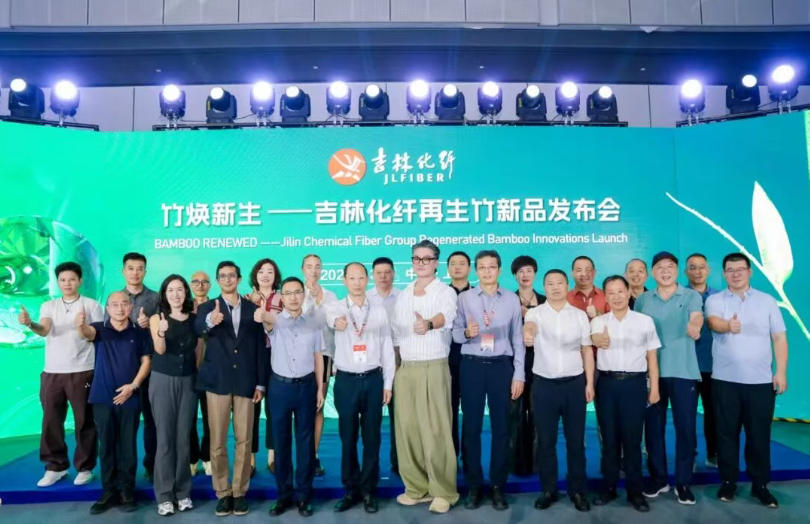 作為一家專注于再生纖維素纖維研發(fā)與生產(chǎn)的企業(yè)，吉林化纖集團(tuán)依托其完整的綠色制造體系和六大核心系統(tǒng)支撐，實現(xiàn)了年產(chǎn)3萬噸Reboocel再生竹纖維的規(guī)?；a(chǎn)。