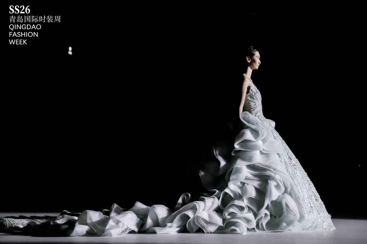 潮涌浮山灣畔 時尚綺夢啟航--2025中國（青島）國際時裝周盛大啟幕！