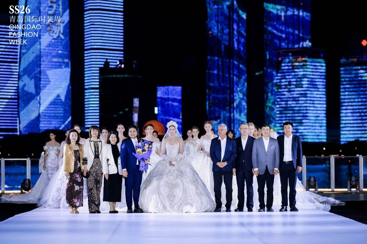 潮涌浮山灣畔 時尚綺夢啟航--2025中國（青島）國際時裝周盛大啟幕！