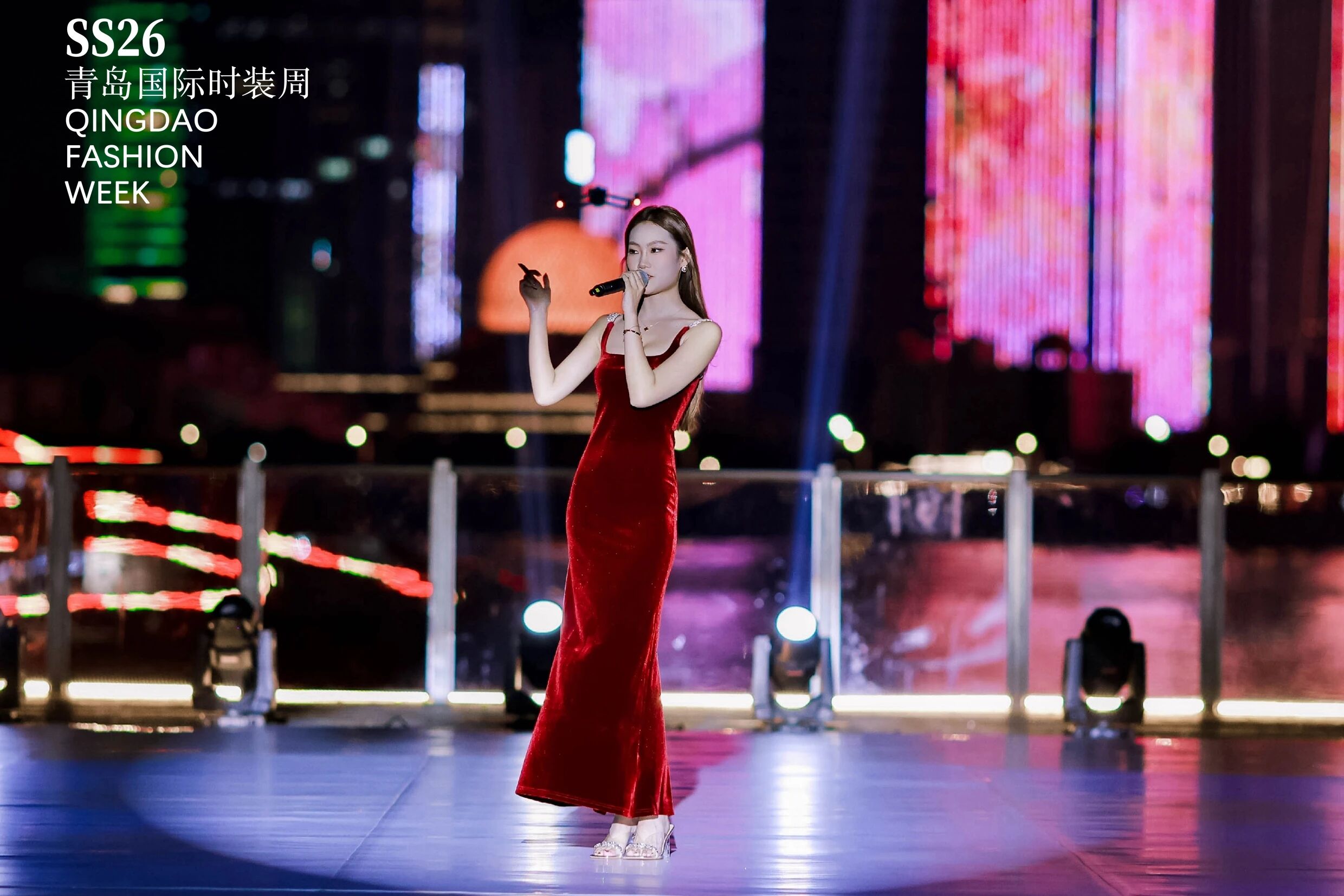 潮涌浮山灣畔 時尚綺夢啟航--2025中國（青島）國際時裝周盛大啟幕！
