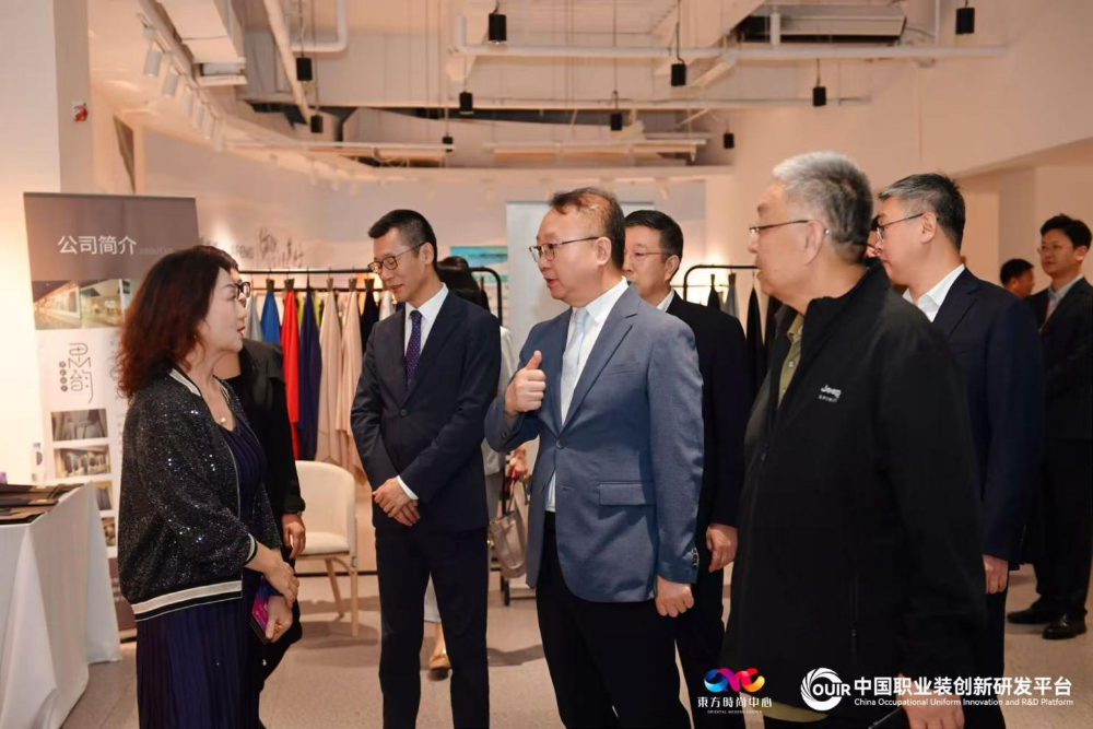 聚焦全民國(guó)防教育作訓(xùn)服與海上功能服，第二屆中國(guó)職業(yè)裝創(chuàng)新大會(huì)在青島啟幕