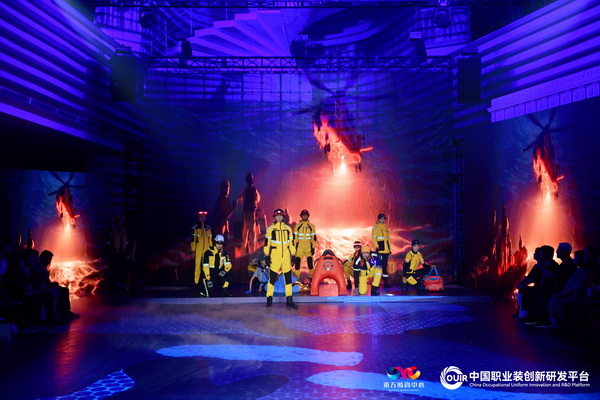 聚焦全民國(guó)防教育作訓(xùn)服與海上功能服，第二屆中國(guó)職業(yè)裝創(chuàng)新大會(huì)在青島啟幕