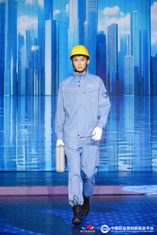 聚焦全民國(guó)防教育作訓(xùn)服與海上功能服，第二屆中國(guó)職業(yè)裝創(chuàng)新大會(huì)在青島啟幕