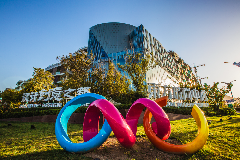 聚焦全民國(guó)防教育作訓(xùn)服與海上功能服，第二屆中國(guó)職業(yè)裝創(chuàng)新大會(huì)在青島啟幕