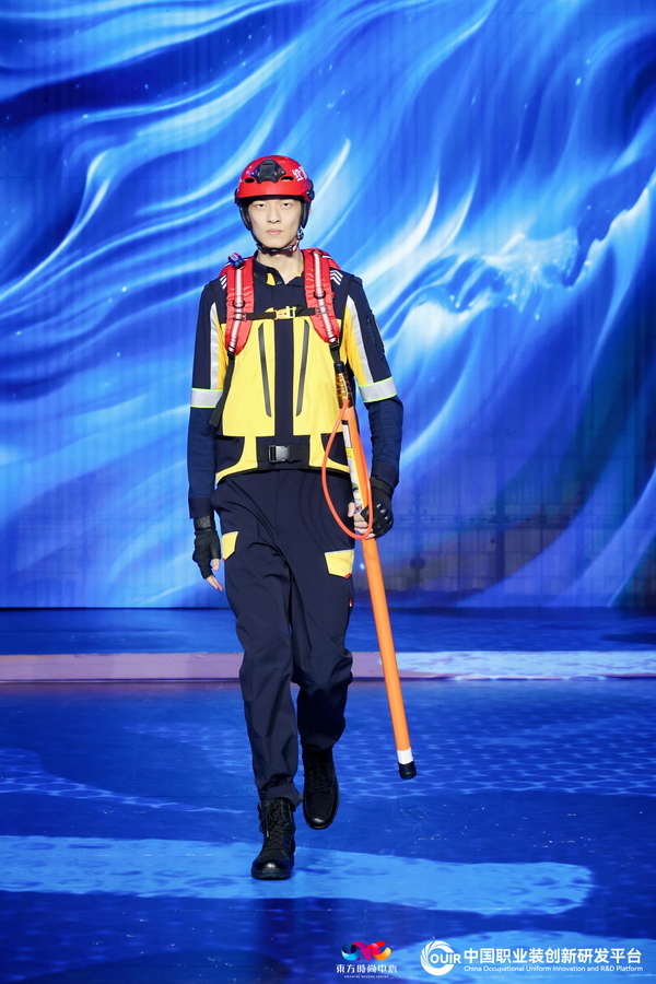 聚焦全民國(guó)防教育作訓(xùn)服與海上功能服，第二屆中國(guó)職業(yè)裝創(chuàng)新大會(huì)在青島啟幕