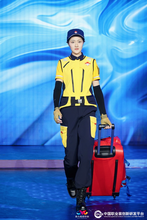 聚焦全民國(guó)防教育作訓(xùn)服與海上功能服，第二屆中國(guó)職業(yè)裝創(chuàng)新大會(huì)在青島啟幕