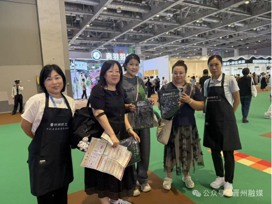 日前，在剛剛落幕的上海2025中國（晉州）紡織服裝科技發(fā)展論壇暨紡織服裝博覽會上，&ldquo;晉州紡織工&rdquo;憑借6.3萬紡織工、72家規(guī)上企業(yè)、 82項專利的硬核實力C位出圈，省級勞務(wù)品牌再升級。展會期間，通過發(fā)放宣傳海報及派發(fā)晉州本地生產(chǎn)的圍裙，加大宣傳效應(yīng)，眾多展商及觀眾駐足詢問，&ldquo;晉州紡織工&rdquo;已經(jīng)成為晉州的一張靚麗名片，顯著提升了晉州紡織服裝產(chǎn)業(yè)品牌競爭力。下一步，晉州市還將通過舉辦技能培訓(xùn)活動、加強品牌宣傳等渠道，讓&ldquo;晉州紡織工&rdquo;從省級勞務(wù)品牌邁向全國行業(yè)金名片，為全市經(jīng)濟高質(zhì)量發(fā)展織就更廣闊的錦繡天地！&nbsp; &nbsp; &nbsp; &nbsp;&nbsp;來源|石家莊市紡織行業(yè)協(xié)會