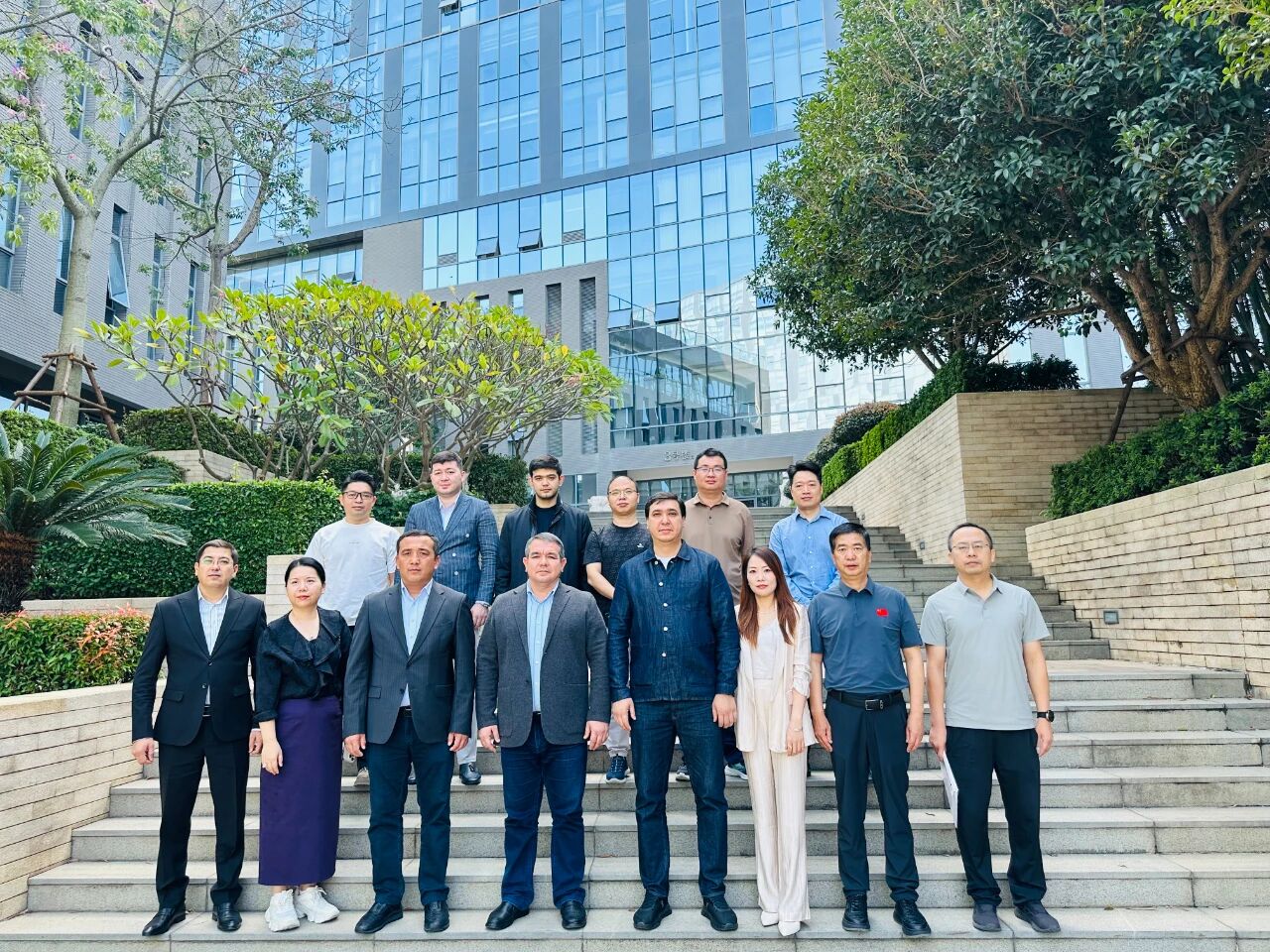 11月1日，烏茲別克斯坦投資、工業(yè)與貿(mào)易部駐華代表處副主任、駐華大使館參贊別克佐德-米爾佐&middot;尼格馬特賈諾夫，烏茲別克斯坦工商會錫爾河州分會主任阿齊茲&middot;曼蘇羅夫，錫爾河州投資、工業(yè)與貿(mào)易局局長馬赫蘇姆&middot;薩利耶夫等一行人專程到訪我會，并參觀廈門時尚消費品（紡織服裝）產(chǎn)業(yè)園&middot;航空園。商會副會長、福建世聯(lián)達公司董事長王世傳，秘書長李以希接待烏方代表團并開展座談交流。 座談中，雙方就廈門與錫爾河州紡織服裝產(chǎn)業(yè)的發(fā)展現(xiàn)狀及趨勢展開深入交流。福建世聯(lián)達、廈門納仕達、當盛新材料、求特新材料、駿利德集團等企業(yè)代表圍繞產(chǎn)業(yè)鏈深度協(xié)作、政策配套支持、當?shù)厝斯こ杀炯瓣P(guān)稅政策等核心議題展開精準對接。烏方代表團誠摯邀請商會組織廈門企業(yè)赴烏茲別克斯坦實地考察，深入了解專項政策，為后續(xù)商貿(mào)合作夯實基礎(chǔ)。 此次互動不僅深化了廈門與錫爾河州在紡織服裝領(lǐng)域的雙向認知，更挖掘出多元合作潛能。雙方將以此次座談為契機，保持常態(tài)化溝通對接，推動廈門企業(yè)&ldquo;走出去&rdquo;，探索產(chǎn)業(yè)合作新模式，助力產(chǎn)業(yè)鏈上下游資源高效整合，共拓中烏產(chǎn)業(yè)發(fā)展新篇章。