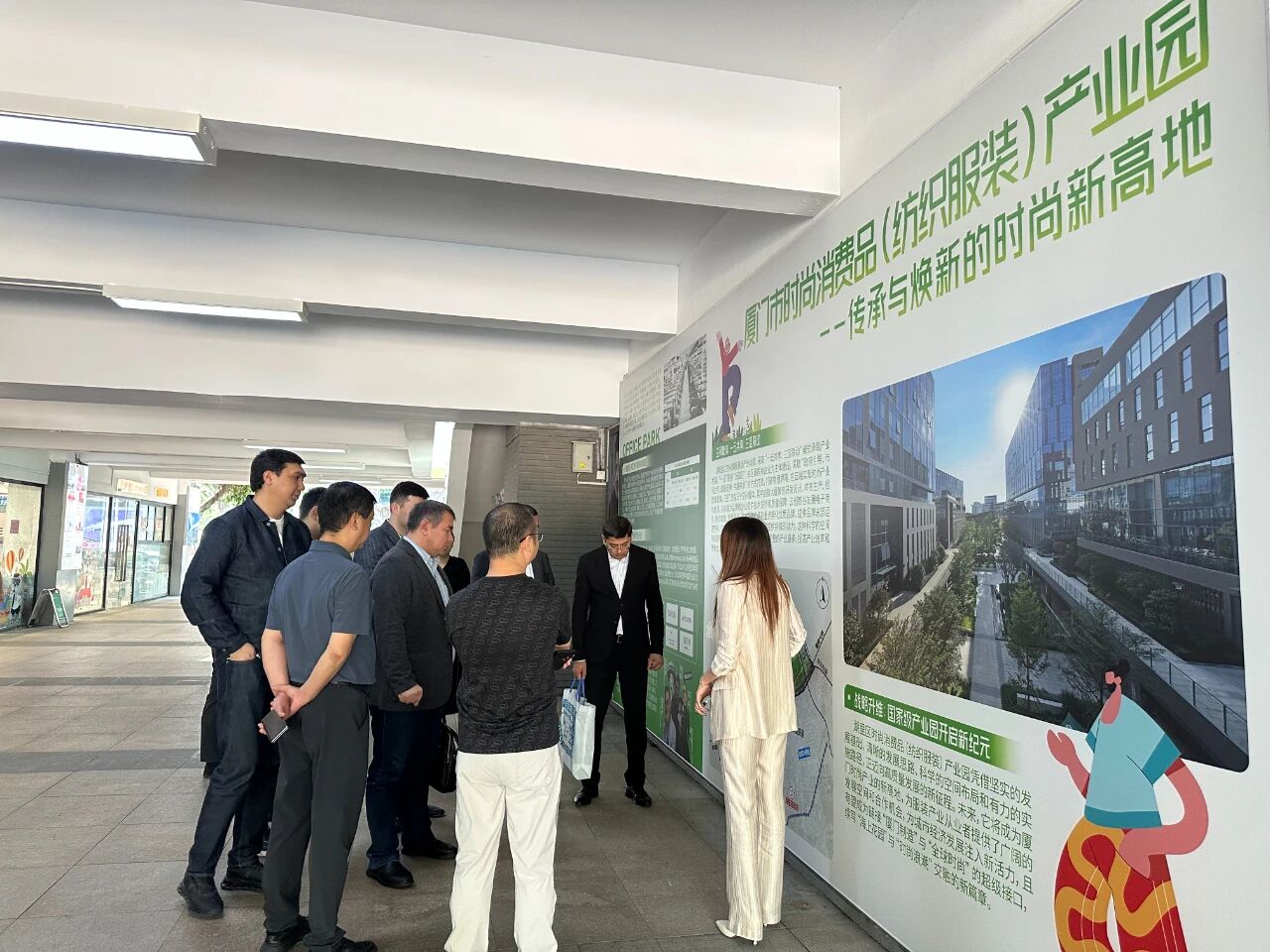 11月1日，烏茲別克斯坦投資、工業(yè)與貿(mào)易部駐華代表處副主任、駐華大使館參贊別克佐德-米爾佐&middot;尼格馬特賈諾夫，烏茲別克斯坦工商會錫爾河州分會主任阿齊茲&middot;曼蘇羅夫，錫爾河州投資、工業(yè)與貿(mào)易局局長馬赫蘇姆&middot;薩利耶夫等一行人專程到訪我會，并參觀廈門時尚消費品（紡織服裝）產(chǎn)業(yè)園&middot;航空園。商會副會長、福建世聯(lián)達公司董事長王世傳，秘書長李以希接待烏方代表團并開展座談交流。 座談中，雙方就廈門與錫爾河州紡織服裝產(chǎn)業(yè)的發(fā)展現(xiàn)狀及趨勢展開深入交流。福建世聯(lián)達、廈門納仕達、當盛新材料、求特新材料、駿利德集團等企業(yè)代表圍繞產(chǎn)業(yè)鏈深度協(xié)作、政策配套支持、當?shù)厝斯こ杀炯瓣P(guān)稅政策等核心議題展開精準對接。烏方代表團誠摯邀請商會組織廈門企業(yè)赴烏茲別克斯坦實地考察，深入了解專項政策，為后續(xù)商貿(mào)合作夯實基礎(chǔ)。 此次互動不僅深化了廈門與錫爾河州在紡織服裝領(lǐng)域的雙向認知，更挖掘出多元合作潛能。雙方將以此次座談為契機，保持常態(tài)化溝通對接，推動廈門企業(yè)&ldquo;走出去&rdquo;，探索產(chǎn)業(yè)合作新模式，助力產(chǎn)業(yè)鏈上下游資源高效整合，共拓中烏產(chǎn)業(yè)發(fā)展新篇章。