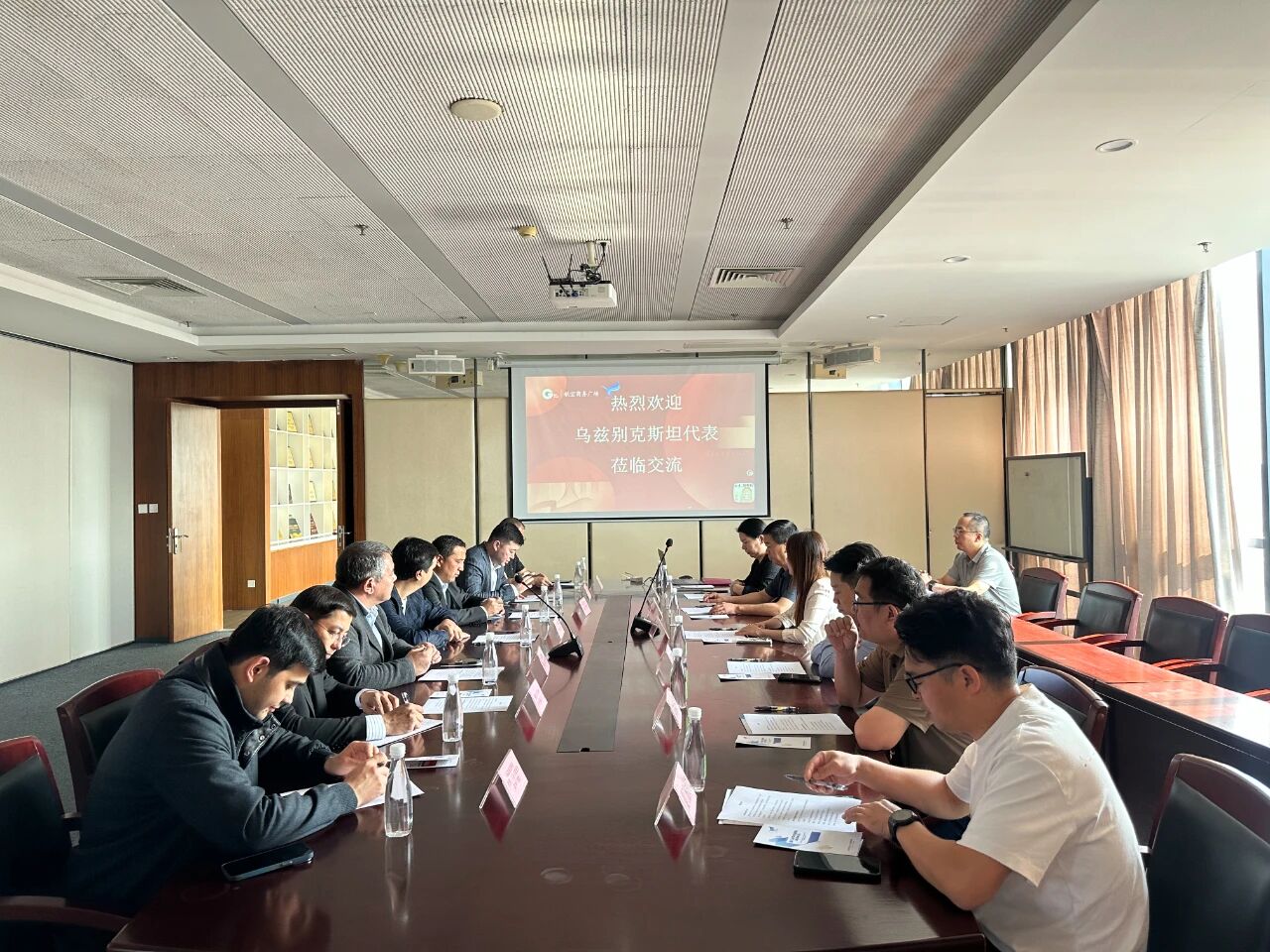 11月1日，烏茲別克斯坦投資、工業(yè)與貿(mào)易部駐華代表處副主任、駐華大使館參贊別克佐德-米爾佐&middot;尼格馬特賈諾夫，烏茲別克斯坦工商會錫爾河州分會主任阿齊茲&middot;曼蘇羅夫，錫爾河州投資、工業(yè)與貿(mào)易局局長馬赫蘇姆&middot;薩利耶夫等一行人專程到訪我會，并參觀廈門時尚消費品（紡織服裝）產(chǎn)業(yè)園&middot;航空園。商會副會長、福建世聯(lián)達公司董事長王世傳，秘書長李以希接待烏方代表團并開展座談交流。 座談中，雙方就廈門與錫爾河州紡織服裝產(chǎn)業(yè)的發(fā)展現(xiàn)狀及趨勢展開深入交流。福建世聯(lián)達、廈門納仕達、當盛新材料、求特新材料、駿利德集團等企業(yè)代表圍繞產(chǎn)業(yè)鏈深度協(xié)作、政策配套支持、當?shù)厝斯こ杀炯瓣P(guān)稅政策等核心議題展開精準對接。烏方代表團誠摯邀請商會組織廈門企業(yè)赴烏茲別克斯坦實地考察，深入了解專項政策，為后續(xù)商貿(mào)合作夯實基礎(chǔ)。 此次互動不僅深化了廈門與錫爾河州在紡織服裝領(lǐng)域的雙向認知，更挖掘出多元合作潛能。雙方將以此次座談為契機，保持常態(tài)化溝通對接，推動廈門企業(yè)&ldquo;走出去&rdquo;，探索產(chǎn)業(yè)合作新模式，助力產(chǎn)業(yè)鏈上下游資源高效整合，共拓中烏產(chǎn)業(yè)發(fā)展新篇章。
