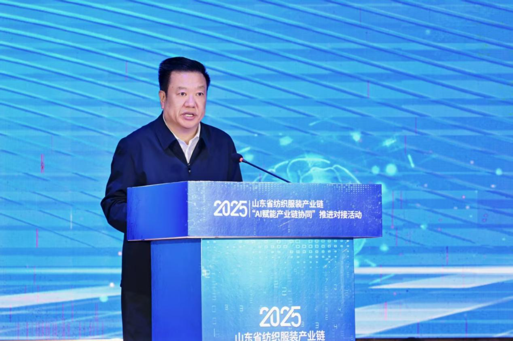 11月4日，山東省紡織服裝產(chǎn)業(yè)鏈&ldquo;AI賦能產(chǎn)業(yè)鏈協(xié)同&rdquo;推進(jìn)對接活動(dòng)在夏津隆重舉行?；顒?dòng)緊扣黨的二十屆四中全會(huì)&ldquo;建設(shè)現(xiàn)代化產(chǎn)業(yè)體系，鞏固壯大實(shí)體經(jīng)濟(jì)根基&rdquo;戰(zhàn)略部署，以&ldquo;AI+金融&rdquo;雙輪驅(qū)動(dòng)為核心路徑，匯聚政企銀校各界力量，共商紡織服裝產(chǎn)業(yè)智能化、協(xié)同化升級大計(jì)，為培育產(chǎn)業(yè)新質(zhì)生產(chǎn)力注入強(qiáng)勁動(dòng)能。  緊扣國家戰(zhàn)略，  凝聚產(chǎn)業(yè)升級共識(shí)  活動(dòng)開篇，多位領(lǐng)導(dǎo)嘉賓立足國家戰(zhàn)略、行業(yè)發(fā)展與地方實(shí)踐，為山東紡織服裝產(chǎn)業(yè)轉(zhuǎn)型把脈定向，凝聚發(fā)展共識(shí)。 山東省政協(xié)副主席、黨組副書記、省紡織服裝產(chǎn)業(yè)鏈鏈長林峰海在致辭中表示，山東是全國重要工業(yè)基地，紡織服裝產(chǎn)業(yè)作為中國紡織服裝產(chǎn)業(yè)核心組成與北方新質(zhì)生產(chǎn)力重要引擎，在穩(wěn)增長、促消費(fèi)、惠民生及培育新質(zhì)生產(chǎn)力方面作用顯著。山東通過產(chǎn)業(yè)鏈&ldquo;鏈長制&rdquo;推進(jìn)產(chǎn)業(yè)優(yōu)化升級，今年前三季度全省紡織業(yè)、服裝服飾業(yè)工業(yè)增加值同比分別增長4.1%、1.1%，分別高于全國同行業(yè)0.95個(gè)、3.5個(gè)百分點(diǎn)。德州是我國重要紡織服裝產(chǎn)業(yè)大市，在新型紡織、家紡等領(lǐng)域競爭優(yōu)勢突出。德州高度重視紡織產(chǎn)業(yè)發(fā)展，將輕紡紡織列為全市11條標(biāo)志性產(chǎn)業(yè)鏈，為全省紡織產(chǎn)業(yè)高質(zhì)量發(fā)展助力；其中夏津作為全國紗線基地，正通過創(chuàng)新性實(shí)施&ldquo;行業(yè)機(jī)構(gòu)+國資平臺(tái)+市場主體&rdquo;三方共建模式推動(dòng)產(chǎn)業(yè)發(fā)展。中國紡織工業(yè)聯(lián)合會(huì)副會(huì)長閻巖指出，當(dāng)前&ldquo;十五五&rdquo;時(shí)期，紡織服裝業(yè)處于轉(zhuǎn)型升級關(guān)鍵階段，黨的二十屆四中全會(huì)為產(chǎn)業(yè)發(fā)展指明方向，行業(yè)需聚焦深耕內(nèi)需市場、優(yōu)化外貿(mào)布局、推進(jìn)產(chǎn)業(yè)升級三大重點(diǎn)，開創(chuàng)高質(zhì)量發(fā)展新局面。她提到，產(chǎn)業(yè)集群化是我國紡織行業(yè)核心優(yōu)勢，全國200余個(gè)紡織服裝產(chǎn)業(yè)地區(qū)正加速轉(zhuǎn)型，而德州夏津作為以紡織為支柱產(chǎn)業(yè)的縣部代表，其探索的共建模式和資源整合方式，為縣域紡織產(chǎn)業(yè)轉(zhuǎn)型升級提供寶貴經(jīng)驗(yàn)。她希望山東德州夏津紡織產(chǎn)業(yè)把握戰(zhàn)略機(jī)遇，精準(zhǔn)定位、主動(dòng)作為，以新型紡紗產(chǎn)業(yè)大腦為支撐，推動(dòng)人工智能與紡織融合，形成全產(chǎn)業(yè)鏈高效協(xié)同發(fā)展新局面，在產(chǎn)業(yè)高質(zhì)量發(fā)展道路上奮勇前行。 德州市政協(xié)主席卜祥聯(lián)在致辭中指出，人口590萬，2024年GDP突破4000億元，是全國百強(qiáng)市及山東省唯一達(dá)到經(jīng)濟(jì)系統(tǒng)規(guī)劃的城市。德州始終將紡織服裝產(chǎn)業(yè)作為重點(diǎn)培育領(lǐng)域，2024年產(chǎn)業(yè)規(guī)模超240億元，擁有200余家規(guī)上企業(yè)、華源生態(tài)等龍頭企業(yè)，形成兩大省級特色產(chǎn)品，還共建現(xiàn)代紡織產(chǎn)業(yè)園、紡織產(chǎn)業(yè)互聯(lián)網(wǎng)平臺(tái)，并成立產(chǎn)業(yè)學(xué)院培養(yǎng)專業(yè)人才。推動(dòng)紡織服裝產(chǎn)業(yè)鏈升級，需借助AI賦能生產(chǎn)全流程，突破專用算法與裝備瓶頸，同時(shí)依托金融數(shù)據(jù)智能分析匹配企業(yè)需求，落實(shí)&ldquo;鏈長制&rdquo;補(bǔ)鏈延鏈強(qiáng)鏈，助力行業(yè)從&ldquo;被動(dòng)接單&rdquo;向&ldquo;需求創(chuàng)造&rdquo;轉(zhuǎn)型，培育新質(zhì)生產(chǎn)力。  破解產(chǎn)業(yè)痛點(diǎn)，  構(gòu)建協(xié)同新生態(tài)  活動(dòng)通過兩大簽約儀式與一項(xiàng)啟動(dòng)儀式，落地一批標(biāo)志性合作成果，為紡織服裝產(chǎn)業(yè)高質(zhì)量發(fā)展筑牢根基。為破解紡織產(chǎn)業(yè)&ldquo;信息孤島、要素配置效率低、市場議價(jià)權(quán)低&rdquo;等痛點(diǎn)，夏津縣財(cái)金投資發(fā)展集團(tuán)有限公司聯(lián)合廣東紗纖億信息科技股份有限公司、中國紡織建設(shè)規(guī)劃院，攜手夏津仁和紡織科技有限公司、山東鴻泰鼎新材料科技有限公司等7家本地骨干企業(yè)，簽訂&ldquo;山東新型紡織（紗纖）產(chǎn)業(yè)大腦上線項(xiàng)目&rdquo;協(xié)議。該項(xiàng)目將整合山東紡織企業(yè)數(shù)據(jù)資源，構(gòu)建紡織服裝產(chǎn)業(yè)智慧供應(yīng)鏈服務(wù)體系，打造&ldquo;山東紡織服裝產(chǎn)業(yè)大腦&rdquo;，預(yù)計(jì)可實(shí)現(xiàn)企業(yè)降本增效、資源優(yōu)化配置的雙重目標(biāo)。圍繞黨的二十屆四中全會(huì)&ldquo;金融服務(wù)實(shí)體經(jīng)濟(jì)&rdquo;的根本宗旨，工商銀行德州分行、建設(shè)銀行德州分行、德州銀行等6家金融機(jī)構(gòu)，分別與德州華源生態(tài)科技有限公司、夏津至謙紡織科技有限公司等6家紡織企業(yè)簽訂金融支持合作協(xié)議。此次簽約聚焦技術(shù)研發(fā)資金保障、市場拓展資本助力，推動(dòng)金融與輕工紡織產(chǎn)業(yè)深度融合，為傳統(tǒng)產(chǎn)業(yè)升級與創(chuàng)新項(xiàng)目落地搭建資金橋梁。林峰海、閻巖、張慶輝、卜祥聯(lián)、王曉、陳海明、管曉艷、沙淑紅、劉如偉、趙之達(dá)等領(lǐng)導(dǎo)共同啟動(dòng)&ldquo;山東新型紡織（紗纖）產(chǎn)業(yè)大腦暨年產(chǎn)5萬噸鴻泰鼎萊賽爾二期投產(chǎn)項(xiàng)目&rdquo;。其中，&ldquo;山東新型紡織（紗纖）產(chǎn)業(yè)大腦&rdquo;已納入山東省工信廳建設(shè)試點(diǎn)，將按照&ldquo;四個(gè)一&rdquo;（一個(gè)算力調(diào)度平臺(tái)、一個(gè)數(shù)據(jù)匯聚平臺(tái)、一個(gè)算法開發(fā)平臺(tái)、一個(gè)服務(wù)開放平臺(tái)）總體構(gòu)架，完善&ldquo;四集&rdquo;（招、集采、集銷、集貸）應(yīng)用場景，打造全國紡織數(shù)字交易集聚地；鴻泰鼎萊賽爾二期項(xiàng)目投產(chǎn)后，企業(yè)總產(chǎn)能將躍居全國第二，單線產(chǎn)能全國第一，助力夏津打造&ldquo;中國綠色紡織新材料產(chǎn)業(yè)基地&rdquo;。據(jù)悉，鴻泰鼎主營的萊賽爾纖維廣泛應(yīng)用于服裝、家紡等領(lǐng)域，其與青島百草股份聯(lián)合開發(fā)的&ldquo;生物功能性萊賽爾纖維&rdquo;已獲&ldquo;省長杯&rdquo;銅獎(jiǎng)，并應(yīng)用于愛慕內(nèi)衣等知名品牌。  經(jīng)驗(yàn)互鑒，  探索升級新路徑  與會(huì)專家、地市代表與企業(yè)家圍繞&ldquo;AI賦能&rdquo;&ldquo;集群發(fā)展&rdquo;&ldquo;數(shù)字化轉(zhuǎn)型&rdquo;等核心議題，開展深度交流，為產(chǎn)業(yè)升級提供多元思路。中國紡織建設(shè)規(guī)劃院院長張慶輝以《AI賦能、生態(tài)共建-開啟夏津紡織服裝高質(zhì)量發(fā)展新篇章》為題作專題講座，系統(tǒng)解析AI技術(shù)在紡織產(chǎn)業(yè)生產(chǎn)、供應(yīng)鏈、市場端的應(yīng)用路徑，提出生態(tài)共建的產(chǎn)業(yè)升級模式。他強(qiáng)調(diào)，擁抱AI是產(chǎn)業(yè)轉(zhuǎn)型的必答題。目前行業(yè)AI應(yīng)用呈現(xiàn)&ldquo;消費(fèi)端強(qiáng)、生產(chǎn)端弱&rdquo;的特點(diǎn)，Zara、亞馬遜及國內(nèi)電商平臺(tái)已在設(shè)計(jì)、選品等消費(fèi)端廣泛應(yīng)用AI，但生產(chǎn)與供應(yīng)鏈端仍處于起步階段，山東可借鑒浙江、江蘇、福建等省份的先進(jìn)經(jīng)驗(yàn)。他提到，從2023年底開始，中國紡織建設(shè)規(guī)劃院與夏津達(dá)成深度戰(zhàn)略合作，以夏津現(xiàn)代產(chǎn)業(yè)園建設(shè)為核心，圍繞夏津構(gòu)建現(xiàn)代紡織產(chǎn)業(yè)體系這一目標(biāo)，確立了數(shù)字化、智能化、時(shí)尚化的發(fā)展路徑。為了確保戰(zhàn)略規(guī)劃的落地實(shí)施，在構(gòu)建政產(chǎn)學(xué)研用平臺(tái)的同時(shí)，引入紗纖億工業(yè)互聯(lián)網(wǎng)平臺(tái)，與夏津縣三方共建，投資建立了紗纖億（山東）工業(yè)互聯(lián)網(wǎng)平臺(tái)，在深挖夏津紗線價(jià)值的基礎(chǔ)上，打通產(chǎn)業(yè)上下游，推進(jìn)產(chǎn)業(yè)鏈生態(tài)協(xié)同，助力夏津紡織產(chǎn)業(yè)高質(zhì)量發(fā)展。德州市副市長、市輕工紡織產(chǎn)業(yè)鏈鏈長陳海明在推介德州市紡織服裝產(chǎn)業(yè)時(shí)表示，德州近年借先進(jìn)制造業(yè)強(qiáng)市、數(shù)字強(qiáng)市戰(zhàn)略，推動(dòng)紡織產(chǎn)業(yè)研發(fā)創(chuàng)新與設(shè)備更新，今年1-8月規(guī)上企業(yè)銷售收入132億元，紗線產(chǎn)能600萬噸（占全省1%），是全國最大差別化紡線生產(chǎn)基地，擁有多項(xiàng)產(chǎn)業(yè)榮譽(yù)，形成全產(chǎn)業(yè)鏈。德州通過三舉措推動(dòng)產(chǎn)業(yè)發(fā)展：一是技改賦能，近三年實(shí)施36個(gè)技改項(xiàng)目，關(guān)鍵設(shè)備更新率超70%，夏津縣等獲多項(xiàng)數(shù)字化榮譽(yù)，華源生態(tài)改造后生產(chǎn)效率提升三成；二是科技創(chuàng)新，深化校企合作，制定12項(xiàng)標(biāo)準(zhǔn)，培育隱形冠軍企業(yè)；三是開放合作，舉辦峰會(huì)、組團(tuán)出海，今年前3季度紡織服裝出口47.3億元，同比增46.1%。&ldquo;十五五&rdquo;期間，德州將以產(chǎn)業(yè)集聚為導(dǎo)向，打造兩大核心產(chǎn)業(yè)集群，加大科技投入，優(yōu)化產(chǎn)業(yè)生態(tài)，期待與企業(yè)家深化合作，推動(dòng)產(chǎn)業(yè)高質(zhì)量發(fā)展。夏津縣委副書記、縣長趙之達(dá)以《激活鏈?zhǔn)絽f(xié)同新動(dòng)能帶動(dòng)紡織集群新躍升》為主題，介紹了夏津培育紡織產(chǎn)業(yè)集群的實(shí)踐經(jīng)驗(yàn)。他表示，夏邑紡織服裝產(chǎn)業(yè)規(guī)模突出，有246家企業(yè)、300萬錠紡紗規(guī)模（占山東1/10），獲多項(xiàng)產(chǎn)業(yè)榮譽(yù)。近年通過四舉措推動(dòng)產(chǎn)業(yè)升級：一是建協(xié)同生態(tài)，聯(lián)多方共建產(chǎn)業(yè)園、政產(chǎn)學(xué)研用平臺(tái)；二是打造產(chǎn)業(yè)大腦，建紡織產(chǎn)業(yè)平臺(tái)，聯(lián)動(dòng)多地資源；三是深化升級，開展企業(yè)改造，探索綠色低碳發(fā)展；四是創(chuàng)新產(chǎn)品供給，以市場為導(dǎo)向?qū)崿F(xiàn)柔性生產(chǎn)。未來，夏邑將按&ldquo;一園區(qū)一平臺(tái)兩基地&rdquo;戰(zhàn)略，構(gòu)建500億級產(chǎn)業(yè)集群，為先進(jìn)制造業(yè)強(qiáng)省建設(shè)發(fā)力。威海市工業(yè)和信息化局副局長劉海燕圍繞&ldquo;工裝小切口推動(dòng)紡織服裝產(chǎn)業(yè)大轉(zhuǎn)型&rdquo;，系統(tǒng)介紹了威海市以工裝領(lǐng)域?yàn)橥黄泣c(diǎn)、帶動(dòng)產(chǎn)業(yè)整體升級的創(chuàng)新探索。作為紡織服裝產(chǎn)業(yè)的重要細(xì)分領(lǐng)域，工裝憑借應(yīng)用場景明確、需求相對穩(wěn)定、產(chǎn)業(yè)鏈帶動(dòng)性強(qiáng)的特點(diǎn)，成為威海撬動(dòng)產(chǎn)業(yè)轉(zhuǎn)型的關(guān)鍵抓手。在市級層面推進(jìn)工裝領(lǐng)域品質(zhì)提升過程中，威海市聚焦協(xié)同、創(chuàng)新、綠色三大核心，重點(diǎn)從三方面發(fā)力：進(jìn)一步搭建多元化產(chǎn)業(yè)服務(wù)平臺(tái)、優(yōu)化產(chǎn)業(yè)發(fā)展生態(tài)；出臺(tái)專項(xiàng)扶持政策，推動(dòng)AI、大數(shù)據(jù)等數(shù)字技術(shù)在工裝產(chǎn)業(yè)的普及應(yīng)用；加快區(qū)域工裝品牌整合與培育，探索工裝與職業(yè)健康、智能穿戴等領(lǐng)域融合發(fā)展的新模式，以工裝產(chǎn)業(yè)的高質(zhì)量發(fā)展，為威海市紡織服裝產(chǎn)業(yè)轉(zhuǎn)型升級注入持久動(dòng)力。此外，青島市即墨區(qū)工業(yè)和信息化局、棗莊市紡織服裝協(xié)會(huì)、濰坊昌邑市工業(yè)和信息化局的相關(guān)負(fù)責(zé)人分別推介了本地針織集群、童裝集群、中國針織服裝集群及紡織產(chǎn)業(yè)集群的創(chuàng)新探索實(shí)踐，展現(xiàn)了山東紡織產(chǎn)業(yè)&ldquo;各有特色、協(xié)同發(fā)展&rdquo;的集群格局。  樣板引路，  強(qiáng)化支撐保障  在企業(yè)經(jīng)驗(yàn)分享環(huán)節(jié)，多家優(yōu)秀企業(yè)和金融機(jī)構(gòu)分享了數(shù)字化轉(zhuǎn)型實(shí)戰(zhàn)經(jīng)驗(yàn)及專屬服務(wù)方案，既為行業(yè)提供可復(fù)制的&ldquo;轉(zhuǎn)型樣板&rdquo;，也為產(chǎn)業(yè)升級注入精準(zhǔn)金融&ldquo;活水&rdquo;。迪尚集團(tuán)供應(yīng)鏈管理中心總經(jīng)理吳利平以《夯實(shí)數(shù)字基座智領(lǐng)工裝未來》為題，分享了企業(yè)數(shù)字化轉(zhuǎn)型經(jīng)驗(yàn)。她表示，面對數(shù)字化浪潮，迪尚集團(tuán)從服裝制造向科技賦能轉(zhuǎn)型，用科技重塑工裝、為勞動(dòng)者賦能，踐行傳統(tǒng)行業(yè)新質(zhì)生產(chǎn)力。集團(tuán)搭建了PLM、MES、ERP等全流程系統(tǒng)，投資超1億元打造數(shù)字孿生平臺(tái)，以數(shù)據(jù)支撐AI應(yīng)用。AI可精準(zhǔn)預(yù)測市場、提升設(shè)計(jì)研發(fā)效率，生產(chǎn)端視覺檢測準(zhǔn)確率達(dá)99.5%，凱云工廠改造后效率提升10%-15%。今年迪尚集團(tuán)啟動(dòng)相關(guān)項(xiàng)目，參與成立開源創(chuàng)新平臺(tái)，未來將推動(dòng)外貿(mào)標(biāo)準(zhǔn)轉(zhuǎn)化，開放資源攜手會(huì)員企業(yè)提升全球競爭力。紗纖億信息科技（山東）有限公司總經(jīng)理井曉妮圍繞《產(chǎn)業(yè)數(shù)字化政策建設(shè)紡織現(xiàn)代化體系》主題，系統(tǒng)介紹了公司以產(chǎn)業(yè)互聯(lián)網(wǎng)平臺(tái)為載體、推動(dòng)紡織服裝產(chǎn)業(yè)數(shù)字化轉(zhuǎn)型的實(shí)踐路徑與成果。紗纖億信息科技（山東）有限公司以紡織服裝全產(chǎn)業(yè)鏈協(xié)同發(fā)展戰(zhàn)略為核心，共建山東新型紡織（紗纖）產(chǎn)業(yè)大腦。平臺(tái)上線近一年，交易額達(dá)3.3億元，服務(wù)企業(yè)100余家，為企業(yè)降本200元/噸、縮短庫存周期10天，還拓展了國際市場。公司借AI、大數(shù)據(jù)優(yōu)化生產(chǎn)，提供信用評級、人才庫服務(wù)。未來將按規(guī)劃推進(jìn)項(xiàng)目，攜手伙伴助力紡織產(chǎn)業(yè)高質(zhì)量發(fā)展。德州華源生態(tài)科技有限公司信息主管李德凱在作企業(yè)新產(chǎn)品時(shí)，介紹了公司數(shù)字化改造具體做法和產(chǎn)品定價(jià)采用差異化策略。公司涉及新風(fēng)相關(guān)業(yè)務(wù)，并有業(yè)務(wù)場景落地于機(jī)場；企業(yè)關(guān)注產(chǎn)業(yè)生產(chǎn)環(huán)節(jié)，會(huì)將相關(guān)數(shù)據(jù)送至數(shù)據(jù)中心，同時(shí)關(guān)注生產(chǎn)中系統(tǒng)配置問題，如6級系統(tǒng)搭配1600配置即可滿足需求。會(huì)上，中國民生銀行濟(jì)南分行、工商銀行德州分行、建設(shè)銀行德州分行等8家金融機(jī)構(gòu)與單位，分別推介紡織服裝產(chǎn)業(yè)鏈特色金融產(chǎn)品，為本地紡織服裝企業(yè)構(gòu)建起覆蓋融資、擔(dān)保、出口、風(fēng)險(xiǎn)保障的全方位金融支持體系。此次推進(jìn)對接活動(dòng)的成功舉辦，不僅搭建了政企銀校協(xié)同合作的高端平臺(tái)，更落地了一批破解產(chǎn)業(yè)痛點(diǎn)、激活發(fā)展動(dòng)能的關(guān)鍵項(xiàng)目。未來，山東紡織服裝產(chǎn)業(yè)將以此次活動(dòng)為契機(jī)，持續(xù)深化&ldquo;AI+金融&rdquo;雙輪驅(qū)動(dòng)，強(qiáng)化產(chǎn)業(yè)鏈協(xié)同，加快數(shù)智化、綠色化、品牌化轉(zhuǎn)型；夏津縣將繼續(xù)優(yōu)化&ldquo;政府創(chuàng)造環(huán)境、企業(yè)創(chuàng)造財(cái)富&rdquo;的營商環(huán)境，誠摯邀請各界企業(yè)家投資興業(yè)，共同推動(dòng)山東紡織服裝產(chǎn)業(yè)在建設(shè)現(xiàn)代化產(chǎn)業(yè)體系中貢獻(xiàn)更大力量。