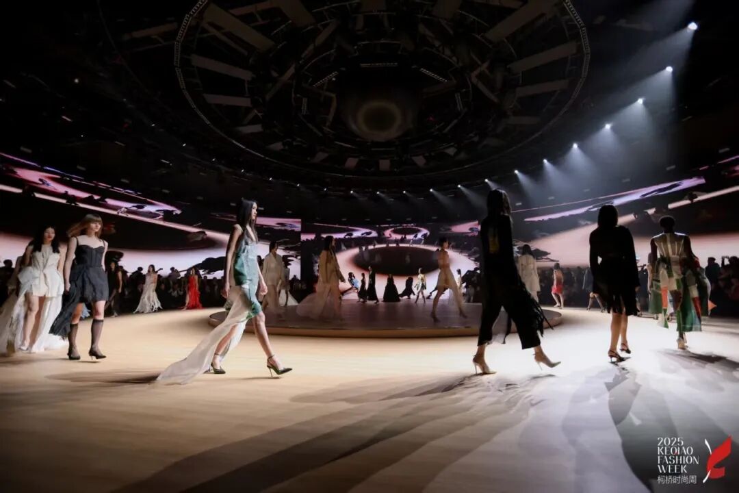 2025柯橋時尚周（秋季）啟幕！十年織夢，時尚共鳴&ldquo;洄響&rdquo;千年紡都