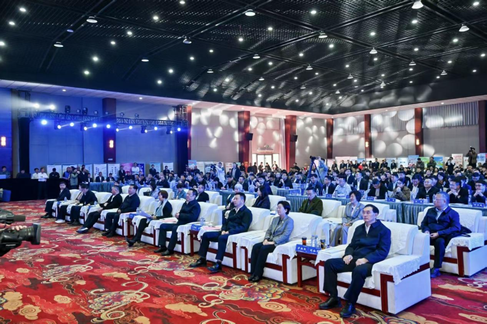 11月4日，山東省紡織服裝產(chǎn)業(yè)鏈&ldquo;AI賦能產(chǎn)業(yè)鏈協(xié)同&rdquo;推進(jìn)對接活動(dòng)在夏津隆重舉行?；顒?dòng)緊扣黨的二十屆四中全會(huì)&ldquo;建設(shè)現(xiàn)代化產(chǎn)業(yè)體系，鞏固壯大實(shí)體經(jīng)濟(jì)根基&rdquo;戰(zhàn)略部署，以&ldquo;AI+金融&rdquo;雙輪驅(qū)動(dòng)為核心路徑，匯聚政企銀校各界力量，共商紡織服裝產(chǎn)業(yè)智能化、協(xié)同化升級大計(jì)，為培育產(chǎn)業(yè)新質(zhì)生產(chǎn)力注入強(qiáng)勁動(dòng)能。  緊扣國家戰(zhàn)略，  凝聚產(chǎn)業(yè)升級共識(shí)  活動(dòng)開篇，多位領(lǐng)導(dǎo)嘉賓立足國家戰(zhàn)略、行業(yè)發(fā)展與地方實(shí)踐，為山東紡織服裝產(chǎn)業(yè)轉(zhuǎn)型把脈定向，凝聚發(fā)展共識(shí)。 山東省政協(xié)副主席、黨組副書記、省紡織服裝產(chǎn)業(yè)鏈鏈長林峰海在致辭中表示，山東是全國重要工業(yè)基地，紡織服裝產(chǎn)業(yè)作為中國紡織服裝產(chǎn)業(yè)核心組成與北方新質(zhì)生產(chǎn)力重要引擎，在穩(wěn)增長、促消費(fèi)、惠民生及培育新質(zhì)生產(chǎn)力方面作用顯著。山東通過產(chǎn)業(yè)鏈&ldquo;鏈長制&rdquo;推進(jìn)產(chǎn)業(yè)優(yōu)化升級，今年前三季度全省紡織業(yè)、服裝服飾業(yè)工業(yè)增加值同比分別增長4.1%、1.1%，分別高于全國同行業(yè)0.95個(gè)、3.5個(gè)百分點(diǎn)。德州是我國重要紡織服裝產(chǎn)業(yè)大市，在新型紡織、家紡等領(lǐng)域競爭優(yōu)勢突出。德州高度重視紡織產(chǎn)業(yè)發(fā)展，將輕紡紡織列為全市11條標(biāo)志性產(chǎn)業(yè)鏈，為全省紡織產(chǎn)業(yè)高質(zhì)量發(fā)展助力；其中夏津作為全國紗線基地，正通過創(chuàng)新性實(shí)施&ldquo;行業(yè)機(jī)構(gòu)+國資平臺(tái)+市場主體&rdquo;三方共建模式推動(dòng)產(chǎn)業(yè)發(fā)展。中國紡織工業(yè)聯(lián)合會(huì)副會(huì)長閻巖指出，當(dāng)前&ldquo;十五五&rdquo;時(shí)期，紡織服裝業(yè)處于轉(zhuǎn)型升級關(guān)鍵階段，黨的二十屆四中全會(huì)為產(chǎn)業(yè)發(fā)展指明方向，行業(yè)需聚焦深耕內(nèi)需市場、優(yōu)化外貿(mào)布局、推進(jìn)產(chǎn)業(yè)升級三大重點(diǎn)，開創(chuàng)高質(zhì)量發(fā)展新局面。她提到，產(chǎn)業(yè)集群化是我國紡織行業(yè)核心優(yōu)勢，全國200余個(gè)紡織服裝產(chǎn)業(yè)地區(qū)正加速轉(zhuǎn)型，而德州夏津作為以紡織為支柱產(chǎn)業(yè)的縣部代表，其探索的共建模式和資源整合方式，為縣域紡織產(chǎn)業(yè)轉(zhuǎn)型升級提供寶貴經(jīng)驗(yàn)。她希望山東德州夏津紡織產(chǎn)業(yè)把握戰(zhàn)略機(jī)遇，精準(zhǔn)定位、主動(dòng)作為，以新型紡紗產(chǎn)業(yè)大腦為支撐，推動(dòng)人工智能與紡織融合，形成全產(chǎn)業(yè)鏈高效協(xié)同發(fā)展新局面，在產(chǎn)業(yè)高質(zhì)量發(fā)展道路上奮勇前行。 德州市政協(xié)主席卜祥聯(lián)在致辭中指出，人口590萬，2024年GDP突破4000億元，是全國百強(qiáng)市及山東省唯一達(dá)到經(jīng)濟(jì)系統(tǒng)規(guī)劃的城市。德州始終將紡織服裝產(chǎn)業(yè)作為重點(diǎn)培育領(lǐng)域，2024年產(chǎn)業(yè)規(guī)模超240億元，擁有200余家規(guī)上企業(yè)、華源生態(tài)等龍頭企業(yè)，形成兩大省級特色產(chǎn)品，還共建現(xiàn)代紡織產(chǎn)業(yè)園、紡織產(chǎn)業(yè)互聯(lián)網(wǎng)平臺(tái)，并成立產(chǎn)業(yè)學(xué)院培養(yǎng)專業(yè)人才。推動(dòng)紡織服裝產(chǎn)業(yè)鏈升級，需借助AI賦能生產(chǎn)全流程，突破專用算法與裝備瓶頸，同時(shí)依托金融數(shù)據(jù)智能分析匹配企業(yè)需求，落實(shí)&ldquo;鏈長制&rdquo;補(bǔ)鏈延鏈強(qiáng)鏈，助力行業(yè)從&ldquo;被動(dòng)接單&rdquo;向&ldquo;需求創(chuàng)造&rdquo;轉(zhuǎn)型，培育新質(zhì)生產(chǎn)力。  破解產(chǎn)業(yè)痛點(diǎn)，  構(gòu)建協(xié)同新生態(tài)  活動(dòng)通過兩大簽約儀式與一項(xiàng)啟動(dòng)儀式，落地一批標(biāo)志性合作成果，為紡織服裝產(chǎn)業(yè)高質(zhì)量發(fā)展筑牢根基。為破解紡織產(chǎn)業(yè)&ldquo;信息孤島、要素配置效率低、市場議價(jià)權(quán)低&rdquo;等痛點(diǎn)，夏津縣財(cái)金投資發(fā)展集團(tuán)有限公司聯(lián)合廣東紗纖億信息科技股份有限公司、中國紡織建設(shè)規(guī)劃院，攜手夏津仁和紡織科技有限公司、山東鴻泰鼎新材料科技有限公司等7家本地骨干企業(yè)，簽訂&ldquo;山東新型紡織（紗纖）產(chǎn)業(yè)大腦上線項(xiàng)目&rdquo;協(xié)議。該項(xiàng)目將整合山東紡織企業(yè)數(shù)據(jù)資源，構(gòu)建紡織服裝產(chǎn)業(yè)智慧供應(yīng)鏈服務(wù)體系，打造&ldquo;山東紡織服裝產(chǎn)業(yè)大腦&rdquo;，預(yù)計(jì)可實(shí)現(xiàn)企業(yè)降本增效、資源優(yōu)化配置的雙重目標(biāo)。圍繞黨的二十屆四中全會(huì)&ldquo;金融服務(wù)實(shí)體經(jīng)濟(jì)&rdquo;的根本宗旨，工商銀行德州分行、建設(shè)銀行德州分行、德州銀行等6家金融機(jī)構(gòu)，分別與德州華源生態(tài)科技有限公司、夏津至謙紡織科技有限公司等6家紡織企業(yè)簽訂金融支持合作協(xié)議。此次簽約聚焦技術(shù)研發(fā)資金保障、市場拓展資本助力，推動(dòng)金融與輕工紡織產(chǎn)業(yè)深度融合，為傳統(tǒng)產(chǎn)業(yè)升級與創(chuàng)新項(xiàng)目落地搭建資金橋梁。林峰海、閻巖、張慶輝、卜祥聯(lián)、王曉、陳海明、管曉艷、沙淑紅、劉如偉、趙之達(dá)等領(lǐng)導(dǎo)共同啟動(dòng)&ldquo;山東新型紡織（紗纖）產(chǎn)業(yè)大腦暨年產(chǎn)5萬噸鴻泰鼎萊賽爾二期投產(chǎn)項(xiàng)目&rdquo;。其中，&ldquo;山東新型紡織（紗纖）產(chǎn)業(yè)大腦&rdquo;已納入山東省工信廳建設(shè)試點(diǎn)，將按照&ldquo;四個(gè)一&rdquo;（一個(gè)算力調(diào)度平臺(tái)、一個(gè)數(shù)據(jù)匯聚平臺(tái)、一個(gè)算法開發(fā)平臺(tái)、一個(gè)服務(wù)開放平臺(tái)）總體構(gòu)架，完善&ldquo;四集&rdquo;（招、集采、集銷、集貸）應(yīng)用場景，打造全國紡織數(shù)字交易集聚地；鴻泰鼎萊賽爾二期項(xiàng)目投產(chǎn)后，企業(yè)總產(chǎn)能將躍居全國第二，單線產(chǎn)能全國第一，助力夏津打造&ldquo;中國綠色紡織新材料產(chǎn)業(yè)基地&rdquo;。據(jù)悉，鴻泰鼎主營的萊賽爾纖維廣泛應(yīng)用于服裝、家紡等領(lǐng)域，其與青島百草股份聯(lián)合開發(fā)的&ldquo;生物功能性萊賽爾纖維&rdquo;已獲&ldquo;省長杯&rdquo;銅獎(jiǎng)，并應(yīng)用于愛慕內(nèi)衣等知名品牌。  經(jīng)驗(yàn)互鑒，  探索升級新路徑  與會(huì)專家、地市代表與企業(yè)家圍繞&ldquo;AI賦能&rdquo;&ldquo;集群發(fā)展&rdquo;&ldquo;數(shù)字化轉(zhuǎn)型&rdquo;等核心議題，開展深度交流，為產(chǎn)業(yè)升級提供多元思路。中國紡織建設(shè)規(guī)劃院院長張慶輝以《AI賦能、生態(tài)共建-開啟夏津紡織服裝高質(zhì)量發(fā)展新篇章》為題作專題講座，系統(tǒng)解析AI技術(shù)在紡織產(chǎn)業(yè)生產(chǎn)、供應(yīng)鏈、市場端的應(yīng)用路徑，提出生態(tài)共建的產(chǎn)業(yè)升級模式。他強(qiáng)調(diào)，擁抱AI是產(chǎn)業(yè)轉(zhuǎn)型的必答題。目前行業(yè)AI應(yīng)用呈現(xiàn)&ldquo;消費(fèi)端強(qiáng)、生產(chǎn)端弱&rdquo;的特點(diǎn)，Zara、亞馬遜及國內(nèi)電商平臺(tái)已在設(shè)計(jì)、選品等消費(fèi)端廣泛應(yīng)用AI，但生產(chǎn)與供應(yīng)鏈端仍處于起步階段，山東可借鑒浙江、江蘇、福建等省份的先進(jìn)經(jīng)驗(yàn)。他提到，從2023年底開始，中國紡織建設(shè)規(guī)劃院與夏津達(dá)成深度戰(zhàn)略合作，以夏津現(xiàn)代產(chǎn)業(yè)園建設(shè)為核心，圍繞夏津構(gòu)建現(xiàn)代紡織產(chǎn)業(yè)體系這一目標(biāo)，確立了數(shù)字化、智能化、時(shí)尚化的發(fā)展路徑。為了確保戰(zhàn)略規(guī)劃的落地實(shí)施，在構(gòu)建政產(chǎn)學(xué)研用平臺(tái)的同時(shí)，引入紗纖億工業(yè)互聯(lián)網(wǎng)平臺(tái)，與夏津縣三方共建，投資建立了紗纖億（山東）工業(yè)互聯(lián)網(wǎng)平臺(tái)，在深挖夏津紗線價(jià)值的基礎(chǔ)上，打通產(chǎn)業(yè)上下游，推進(jìn)產(chǎn)業(yè)鏈生態(tài)協(xié)同，助力夏津紡織產(chǎn)業(yè)高質(zhì)量發(fā)展。德州市副市長、市輕工紡織產(chǎn)業(yè)鏈鏈長陳海明在推介德州市紡織服裝產(chǎn)業(yè)時(shí)表示，德州近年借先進(jìn)制造業(yè)強(qiáng)市、數(shù)字強(qiáng)市戰(zhàn)略，推動(dòng)紡織產(chǎn)業(yè)研發(fā)創(chuàng)新與設(shè)備更新，今年1-8月規(guī)上企業(yè)銷售收入132億元，紗線產(chǎn)能600萬噸（占全省1%），是全國最大差別化紡線生產(chǎn)基地，擁有多項(xiàng)產(chǎn)業(yè)榮譽(yù)，形成全產(chǎn)業(yè)鏈。德州通過三舉措推動(dòng)產(chǎn)業(yè)發(fā)展：一是技改賦能，近三年實(shí)施36個(gè)技改項(xiàng)目，關(guān)鍵設(shè)備更新率超70%，夏津縣等獲多項(xiàng)數(shù)字化榮譽(yù)，華源生態(tài)改造后生產(chǎn)效率提升三成；二是科技創(chuàng)新，深化校企合作，制定12項(xiàng)標(biāo)準(zhǔn)，培育隱形冠軍企業(yè)；三是開放合作，舉辦峰會(huì)、組團(tuán)出海，今年前3季度紡織服裝出口47.3億元，同比增46.1%。&ldquo;十五五&rdquo;期間，德州將以產(chǎn)業(yè)集聚為導(dǎo)向，打造兩大核心產(chǎn)業(yè)集群，加大科技投入，優(yōu)化產(chǎn)業(yè)生態(tài)，期待與企業(yè)家深化合作，推動(dòng)產(chǎn)業(yè)高質(zhì)量發(fā)展。夏津縣委副書記、縣長趙之達(dá)以《激活鏈?zhǔn)絽f(xié)同新動(dòng)能帶動(dòng)紡織集群新躍升》為主題，介紹了夏津培育紡織產(chǎn)業(yè)集群的實(shí)踐經(jīng)驗(yàn)。他表示，夏邑紡織服裝產(chǎn)業(yè)規(guī)模突出，有246家企業(yè)、300萬錠紡紗規(guī)模（占山東1/10），獲多項(xiàng)產(chǎn)業(yè)榮譽(yù)。近年通過四舉措推動(dòng)產(chǎn)業(yè)升級：一是建協(xié)同生態(tài)，聯(lián)多方共建產(chǎn)業(yè)園、政產(chǎn)學(xué)研用平臺(tái)；二是打造產(chǎn)業(yè)大腦，建紡織產(chǎn)業(yè)平臺(tái)，聯(lián)動(dòng)多地資源；三是深化升級，開展企業(yè)改造，探索綠色低碳發(fā)展；四是創(chuàng)新產(chǎn)品供給，以市場為導(dǎo)向?qū)崿F(xiàn)柔性生產(chǎn)。未來，夏邑將按&ldquo;一園區(qū)一平臺(tái)兩基地&rdquo;戰(zhàn)略，構(gòu)建500億級產(chǎn)業(yè)集群，為先進(jìn)制造業(yè)強(qiáng)省建設(shè)發(fā)力。威海市工業(yè)和信息化局副局長劉海燕圍繞&ldquo;工裝小切口推動(dòng)紡織服裝產(chǎn)業(yè)大轉(zhuǎn)型&rdquo;，系統(tǒng)介紹了威海市以工裝領(lǐng)域?yàn)橥黄泣c(diǎn)、帶動(dòng)產(chǎn)業(yè)整體升級的創(chuàng)新探索。作為紡織服裝產(chǎn)業(yè)的重要細(xì)分領(lǐng)域，工裝憑借應(yīng)用場景明確、需求相對穩(wěn)定、產(chǎn)業(yè)鏈帶動(dòng)性強(qiáng)的特點(diǎn)，成為威海撬動(dòng)產(chǎn)業(yè)轉(zhuǎn)型的關(guān)鍵抓手。在市級層面推進(jìn)工裝領(lǐng)域品質(zhì)提升過程中，威海市聚焦協(xié)同、創(chuàng)新、綠色三大核心，重點(diǎn)從三方面發(fā)力：進(jìn)一步搭建多元化產(chǎn)業(yè)服務(wù)平臺(tái)、優(yōu)化產(chǎn)業(yè)發(fā)展生態(tài)；出臺(tái)專項(xiàng)扶持政策，推動(dòng)AI、大數(shù)據(jù)等數(shù)字技術(shù)在工裝產(chǎn)業(yè)的普及應(yīng)用；加快區(qū)域工裝品牌整合與培育，探索工裝與職業(yè)健康、智能穿戴等領(lǐng)域融合發(fā)展的新模式，以工裝產(chǎn)業(yè)的高質(zhì)量發(fā)展，為威海市紡織服裝產(chǎn)業(yè)轉(zhuǎn)型升級注入持久動(dòng)力。此外，青島市即墨區(qū)工業(yè)和信息化局、棗莊市紡織服裝協(xié)會(huì)、濰坊昌邑市工業(yè)和信息化局的相關(guān)負(fù)責(zé)人分別推介了本地針織集群、童裝集群、中國針織服裝集群及紡織產(chǎn)業(yè)集群的創(chuàng)新探索實(shí)踐，展現(xiàn)了山東紡織產(chǎn)業(yè)&ldquo;各有特色、協(xié)同發(fā)展&rdquo;的集群格局。  樣板引路，  強(qiáng)化支撐保障  在企業(yè)經(jīng)驗(yàn)分享環(huán)節(jié)，多家優(yōu)秀企業(yè)和金融機(jī)構(gòu)分享了數(shù)字化轉(zhuǎn)型實(shí)戰(zhàn)經(jīng)驗(yàn)及專屬服務(wù)方案，既為行業(yè)提供可復(fù)制的&ldquo;轉(zhuǎn)型樣板&rdquo;，也為產(chǎn)業(yè)升級注入精準(zhǔn)金融&ldquo;活水&rdquo;。迪尚集團(tuán)供應(yīng)鏈管理中心總經(jīng)理吳利平以《夯實(shí)數(shù)字基座智領(lǐng)工裝未來》為題，分享了企業(yè)數(shù)字化轉(zhuǎn)型經(jīng)驗(yàn)。她表示，面對數(shù)字化浪潮，迪尚集團(tuán)從服裝制造向科技賦能轉(zhuǎn)型，用科技重塑工裝、為勞動(dòng)者賦能，踐行傳統(tǒng)行業(yè)新質(zhì)生產(chǎn)力。集團(tuán)搭建了PLM、MES、ERP等全流程系統(tǒng)，投資超1億元打造數(shù)字孿生平臺(tái)，以數(shù)據(jù)支撐AI應(yīng)用。AI可精準(zhǔn)預(yù)測市場、提升設(shè)計(jì)研發(fā)效率，生產(chǎn)端視覺檢測準(zhǔn)確率達(dá)99.5%，凱云工廠改造后效率提升10%-15%。今年迪尚集團(tuán)啟動(dòng)相關(guān)項(xiàng)目，參與成立開源創(chuàng)新平臺(tái)，未來將推動(dòng)外貿(mào)標(biāo)準(zhǔn)轉(zhuǎn)化，開放資源攜手會(huì)員企業(yè)提升全球競爭力。紗纖億信息科技（山東）有限公司總經(jīng)理井曉妮圍繞《產(chǎn)業(yè)數(shù)字化政策建設(shè)紡織現(xiàn)代化體系》主題，系統(tǒng)介紹了公司以產(chǎn)業(yè)互聯(lián)網(wǎng)平臺(tái)為載體、推動(dòng)紡織服裝產(chǎn)業(yè)數(shù)字化轉(zhuǎn)型的實(shí)踐路徑與成果。紗纖億信息科技（山東）有限公司以紡織服裝全產(chǎn)業(yè)鏈協(xié)同發(fā)展戰(zhàn)略為核心，共建山東新型紡織（紗纖）產(chǎn)業(yè)大腦。平臺(tái)上線近一年，交易額達(dá)3.3億元，服務(wù)企業(yè)100余家，為企業(yè)降本200元/噸、縮短庫存周期10天，還拓展了國際市場。公司借AI、大數(shù)據(jù)優(yōu)化生產(chǎn)，提供信用評級、人才庫服務(wù)。未來將按規(guī)劃推進(jìn)項(xiàng)目，攜手伙伴助力紡織產(chǎn)業(yè)高質(zhì)量發(fā)展。德州華源生態(tài)科技有限公司信息主管李德凱在作企業(yè)新產(chǎn)品時(shí)，介紹了公司數(shù)字化改造具體做法和產(chǎn)品定價(jià)采用差異化策略。公司涉及新風(fēng)相關(guān)業(yè)務(wù)，并有業(yè)務(wù)場景落地于機(jī)場；企業(yè)關(guān)注產(chǎn)業(yè)生產(chǎn)環(huán)節(jié)，會(huì)將相關(guān)數(shù)據(jù)送至數(shù)據(jù)中心，同時(shí)關(guān)注生產(chǎn)中系統(tǒng)配置問題，如6級系統(tǒng)搭配1600配置即可滿足需求。會(huì)上，中國民生銀行濟(jì)南分行、工商銀行德州分行、建設(shè)銀行德州分行等8家金融機(jī)構(gòu)與單位，分別推介紡織服裝產(chǎn)業(yè)鏈特色金融產(chǎn)品，為本地紡織服裝企業(yè)構(gòu)建起覆蓋融資、擔(dān)保、出口、風(fēng)險(xiǎn)保障的全方位金融支持體系。此次推進(jìn)對接活動(dòng)的成功舉辦，不僅搭建了政企銀校協(xié)同合作的高端平臺(tái)，更落地了一批破解產(chǎn)業(yè)痛點(diǎn)、激活發(fā)展動(dòng)能的關(guān)鍵項(xiàng)目。未來，山東紡織服裝產(chǎn)業(yè)將以此次活動(dòng)為契機(jī)，持續(xù)深化&ldquo;AI+金融&rdquo;雙輪驅(qū)動(dòng)，強(qiáng)化產(chǎn)業(yè)鏈協(xié)同，加快數(shù)智化、綠色化、品牌化轉(zhuǎn)型；夏津縣將繼續(xù)優(yōu)化&ldquo;政府創(chuàng)造環(huán)境、企業(yè)創(chuàng)造財(cái)富&rdquo;的營商環(huán)境，誠摯邀請各界企業(yè)家投資興業(yè)，共同推動(dòng)山東紡織服裝產(chǎn)業(yè)在建設(shè)現(xiàn)代化產(chǎn)業(yè)體系中貢獻(xiàn)更大力量。