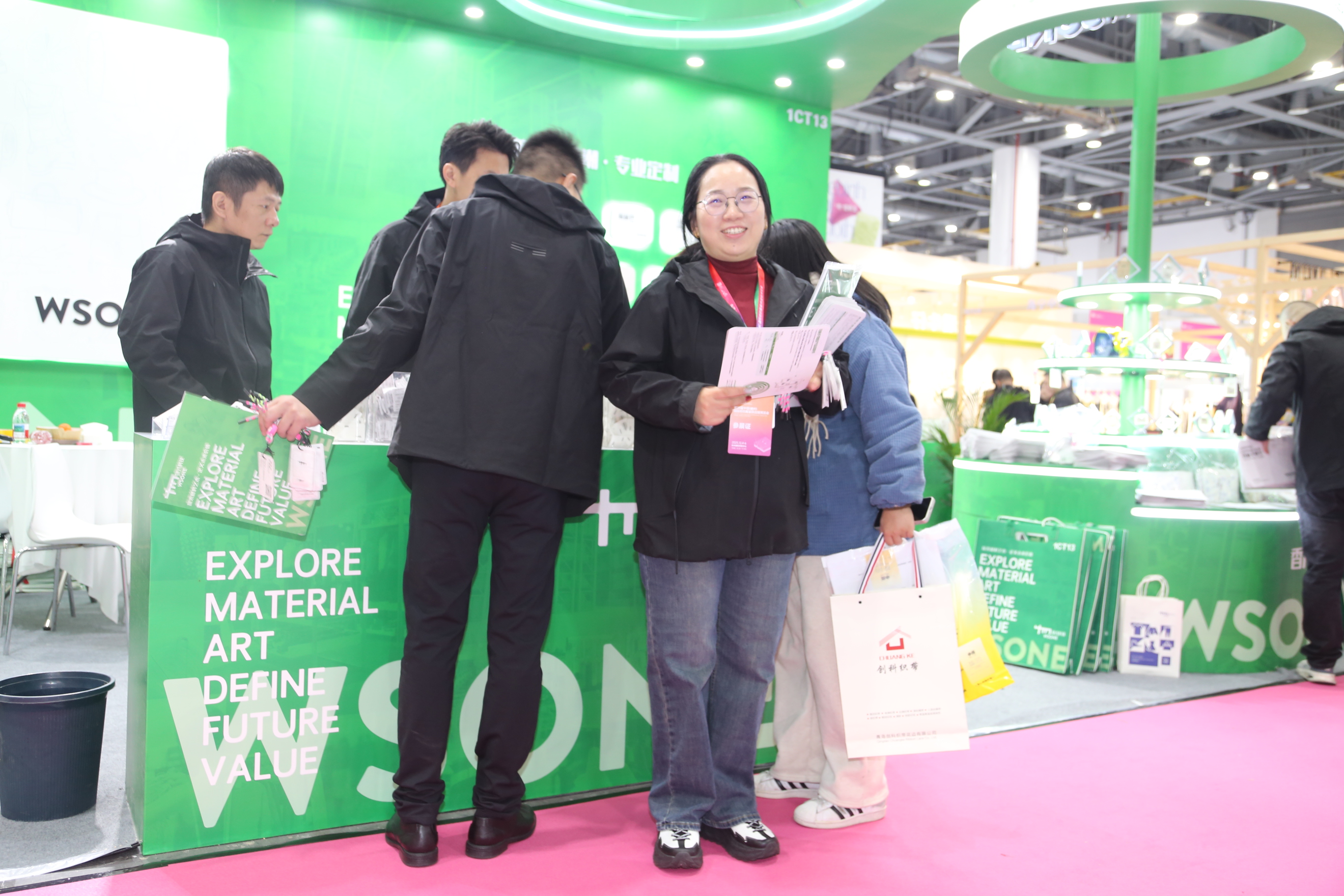 首日盛況，僅是華章序曲。超35000+專業(yè)觀眾的信任與選擇，為本屆博覽會寫下了輝煌的開篇。2025第35屆中國（杭州）國際紡織服裝供應鏈博覽會將繼續(xù)以開放的姿態(tài)、專業(yè)的服務，與全球紡織服裝同仁一道，于變局中開新局，于合作中贏未來。12月5-6日，更多精彩持續(xù)上演！我們期待在杭州國際博覽中心，與您繼續(xù)相約，共譜行業(yè)發(fā)展新篇章！