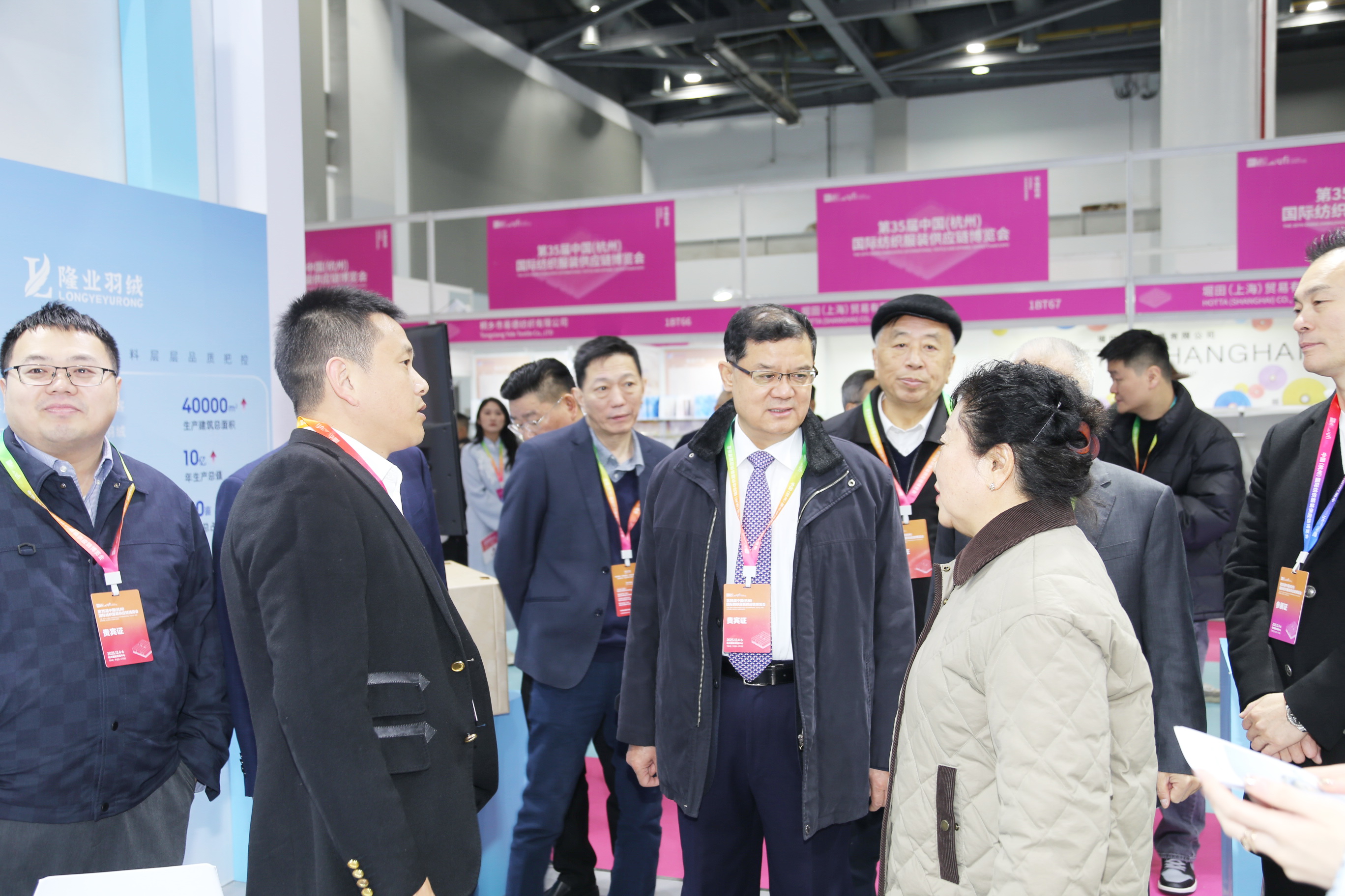 首日盛況，僅是華章序曲。超35000+專業(yè)觀眾的信任與選擇，為本屆博覽會寫下了輝煌的開篇。2025第35屆中國（杭州）國際紡織服裝供應鏈博覽會將繼續(xù)以開放的姿態(tài)、專業(yè)的服務，與全球紡織服裝同仁一道，于變局中開新局，于合作中贏未來。12月5-6日，更多精彩持續(xù)上演！我們期待在杭州國際博覽中心，與您繼續(xù)相約，共譜行業(yè)發(fā)展新篇章！