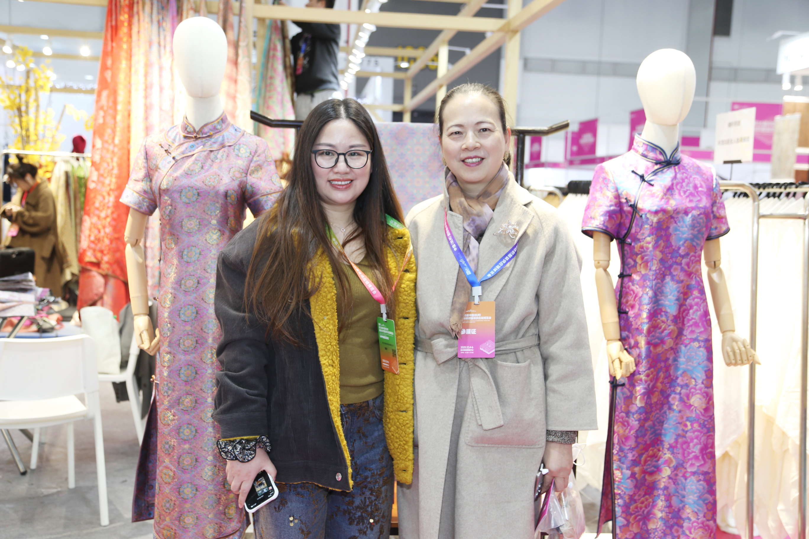 首日盛況，僅是華章序曲。超35000+專業(yè)觀眾的信任與選擇，為本屆博覽會寫下了輝煌的開篇。2025第35屆中國（杭州）國際紡織服裝供應鏈博覽會將繼續(xù)以開放的姿態(tài)、專業(yè)的服務，與全球紡織服裝同仁一道，于變局中開新局，于合作中贏未來。12月5-6日，更多精彩持續(xù)上演！我們期待在杭州國際博覽中心，與您繼續(xù)相約，共譜行業(yè)發(fā)展新篇章！